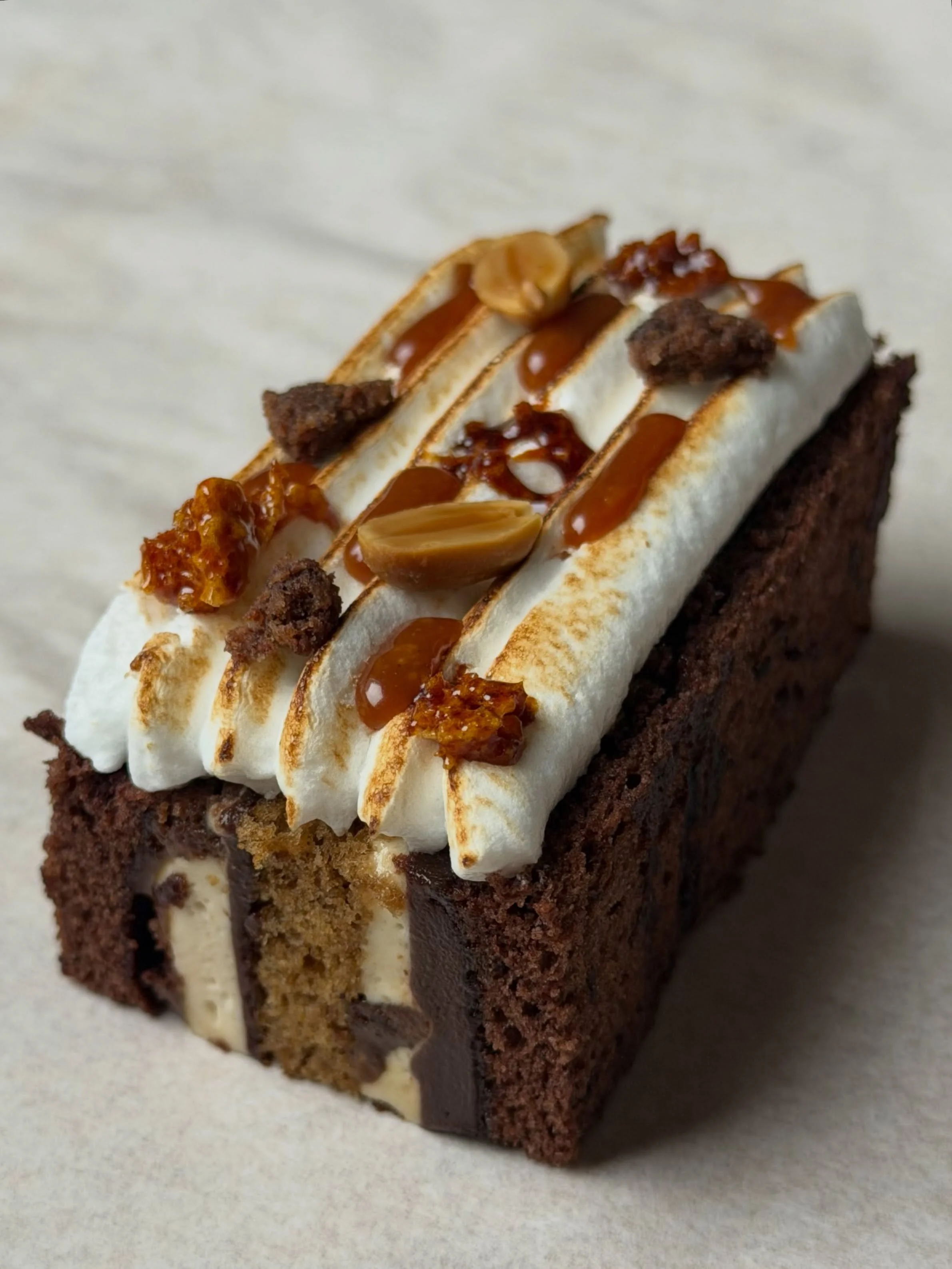 Little peanut and chocolate cakes 🥜 Two layers of fluffy cocoa sponge sandwiched with a layer of fluffy peanut sponge cake filled with dark chocolate ganache, whipped peanut butter ganache, chocolate crumble, toasted peanuts and peanut caramel, topp