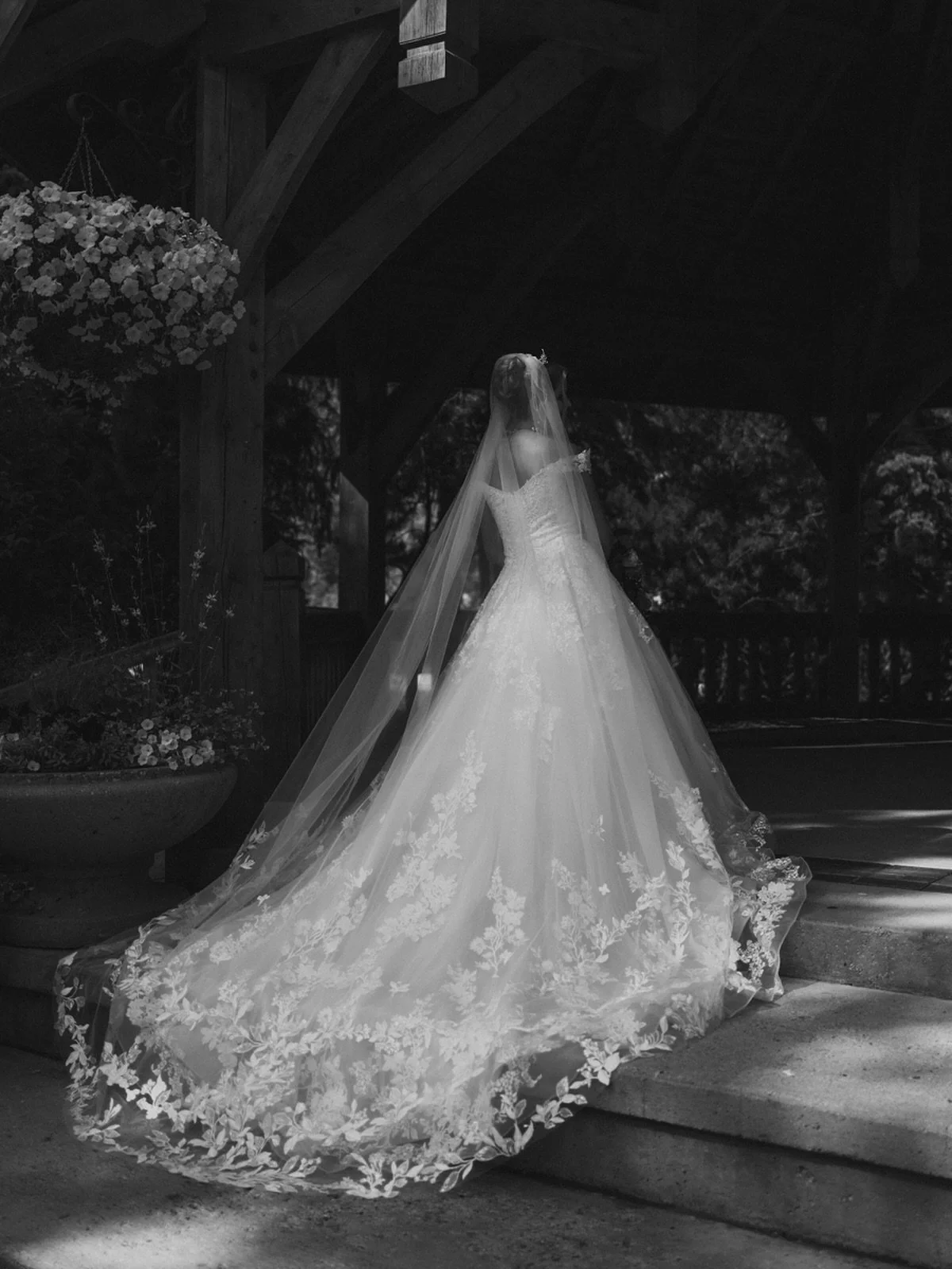 A moment for this gorgeous wedding dress, train and veil 😍

#NgoPhotography