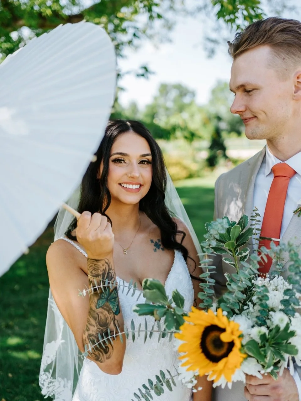 Parasols were all the rage last summer 😍

Venue: @ashgroveacres305
Hair: @dani.ellestyles
Make Up: @beautybrusheswpg
Florals: @calliaflowers