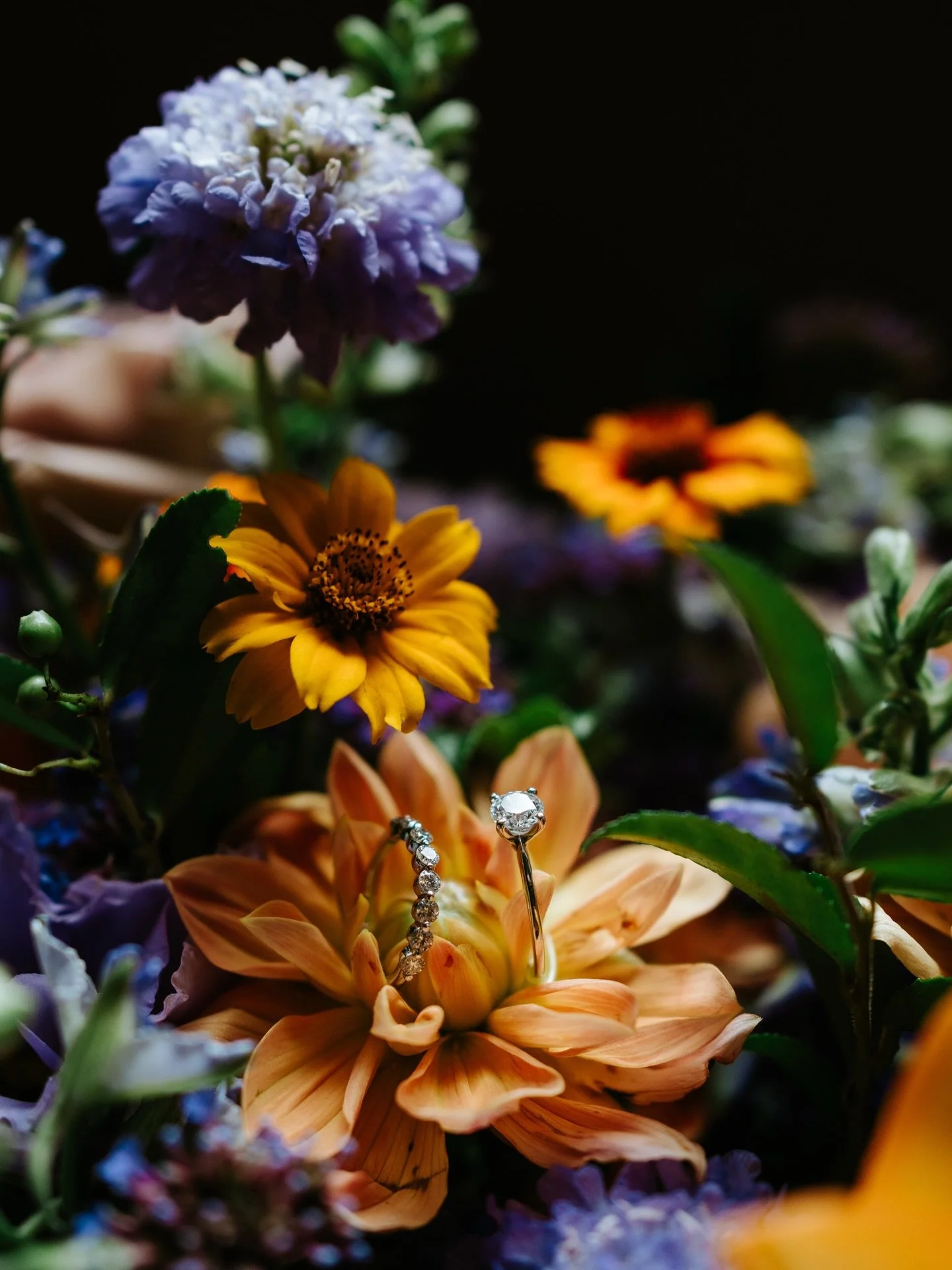 These gorgeous florals from @juniperjaynecreative were the perfect centerpiece for Ayanna&rsquo;s details. The colors were so vibrant and fun 😍

#NgoPhotography