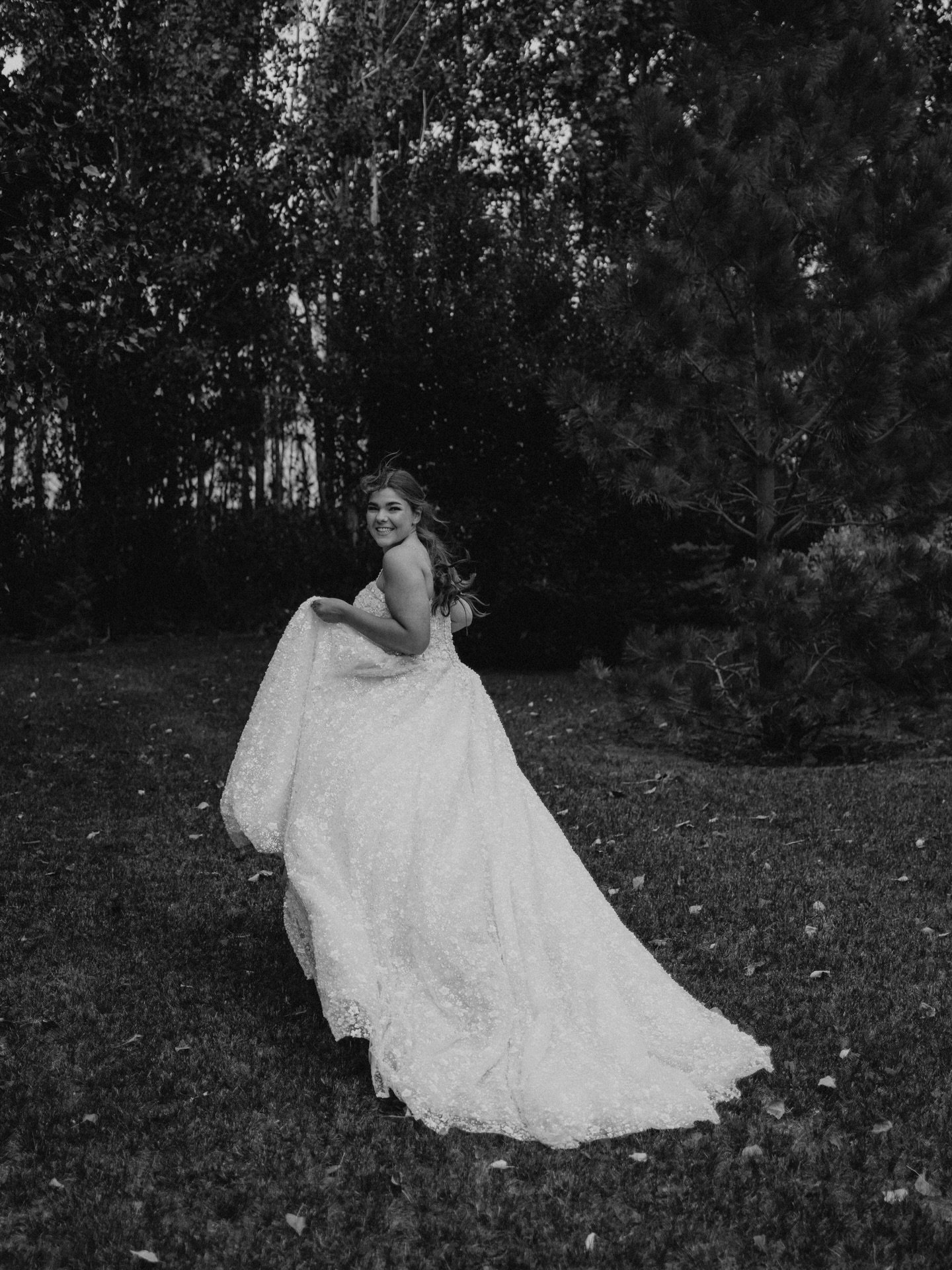 She wasn&rsquo;t just wearing a dress. She was wearing a whole moment.

#manitobaweddingphotographer #winnipegweddingphotographer #bridalportrait #weddingdayphotos #blackandwhiteweddingphotography