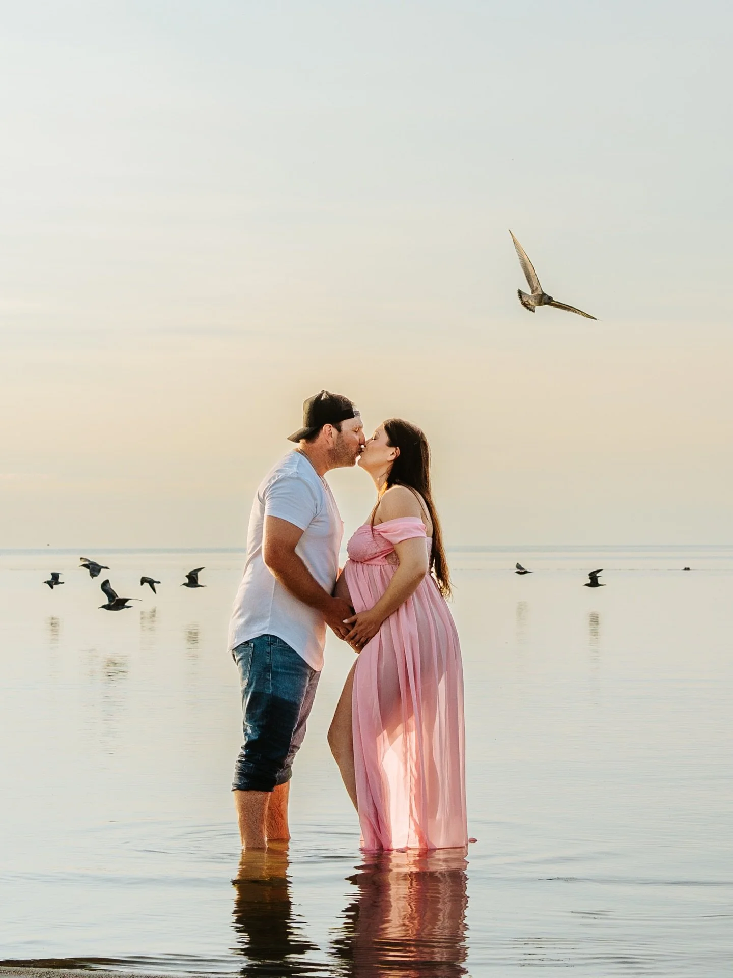 Throwing it back with this fire maternity shoot with Sarah &amp; Dan. And before anyone asks&hellip; those birds are NOT AI. They are real 😍