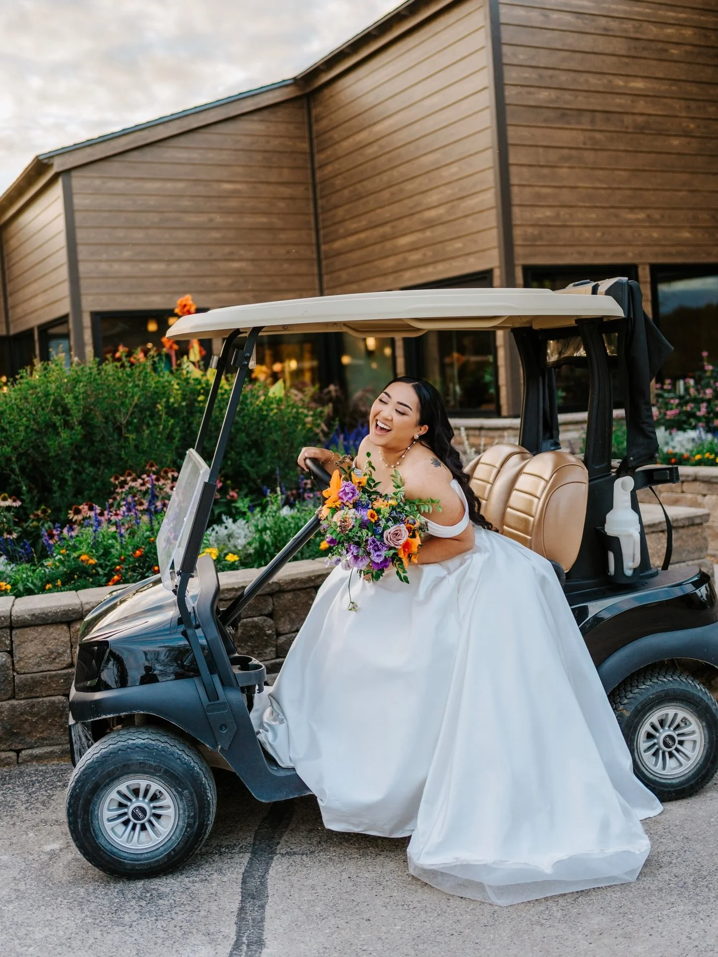 Happy Masters Week ⛳ Ayanna said &ldquo;give me a golf cart and watch what happens&rdquo; and honestly? She ate ❤️

#WeddingPhotography #GolfCourseWedding #CountryClubBride #BridalPortraits #weddingphotographer