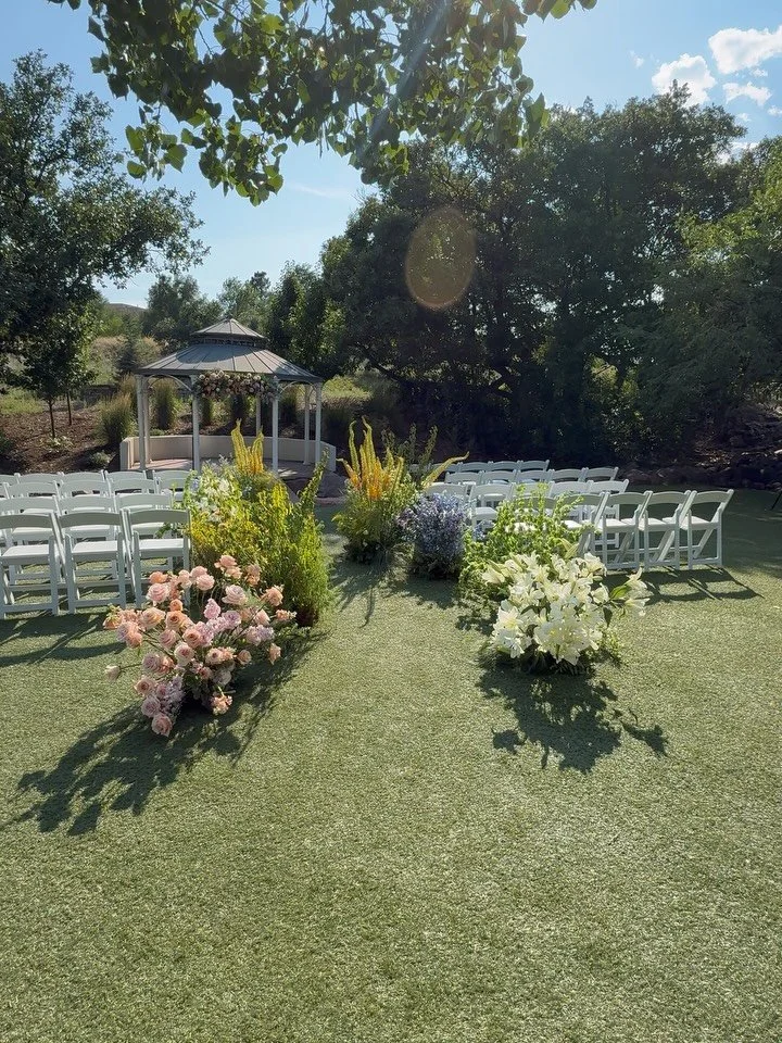 Elevate your ceremony with a beautiful curvy aisle decor😁
