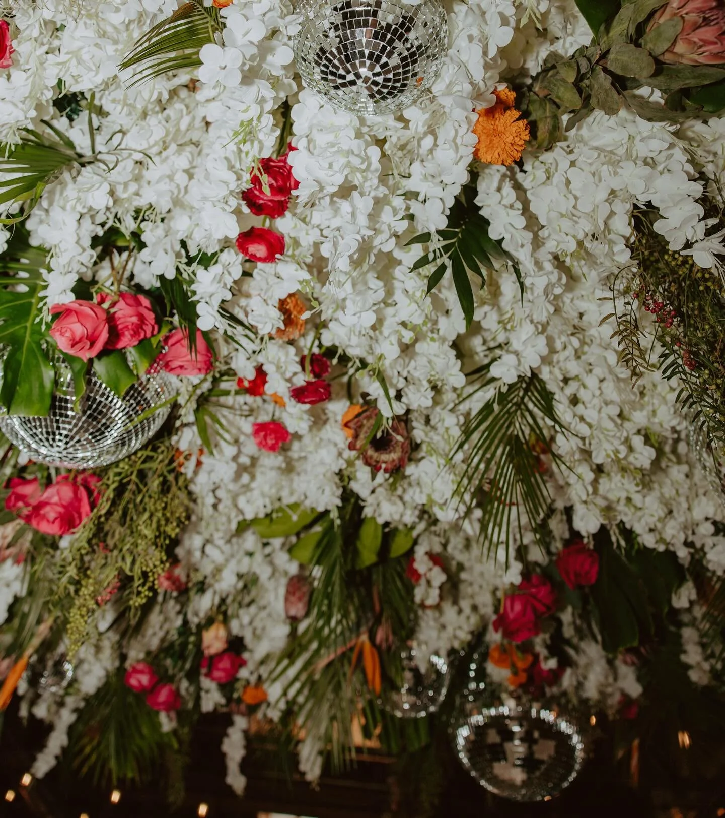 Tropical-Disco installation! 🪩 🌺

#Disco #TropicalDiscoWedding #tropical  #weddingtropical #wedding #weddingday #weddinginspo #weddingdisco #colorful #floraldesign #hawaianwedding