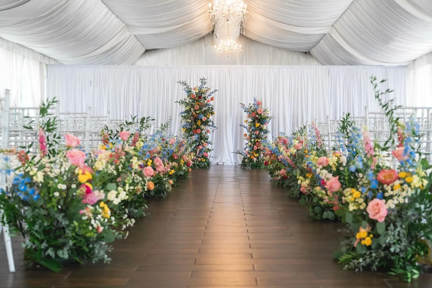 Beautiful garden ceremony for Sophie and Jt! 

&bull;Photographer: @runtdmc 
&bull;Venue: @thewellshireinn 
&bull;Floral: @hutsonfloraldesign @abrahamyeltsin