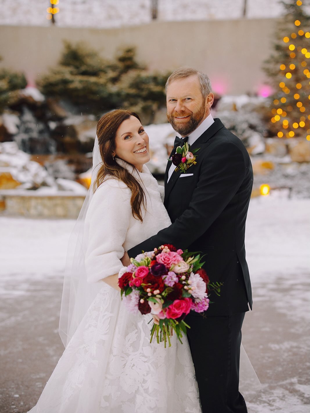A romantic Valentine&rsquo;s palette of rich reds, soft blush, and timeless ivory &mdash; a celebration of love in its most beautiful hues.

Planner: @dottingthe_i 
Venue: @cieloatcastlepines 
Floral: @hutsonfloraldesign