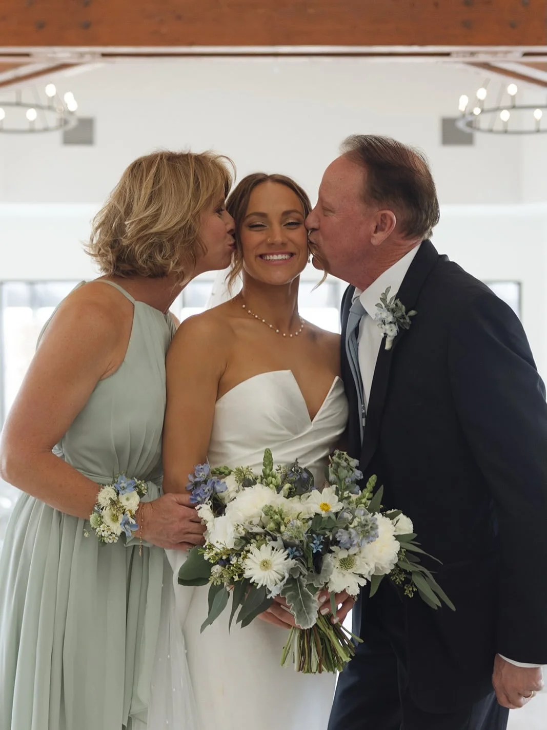 A little kissy-kissy post featuring a palette of whites, greens, and pops of blue.

Photography: @
Venue: @theoaksplumcreek