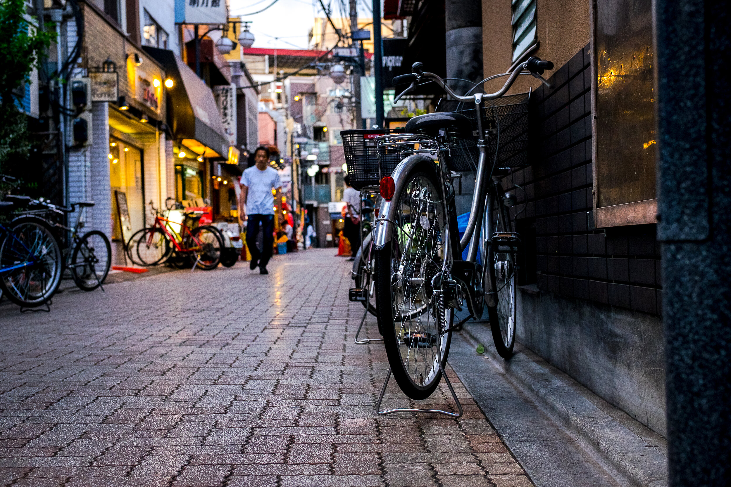 Primer pla bicicleta en un carrer estret de Tòquio