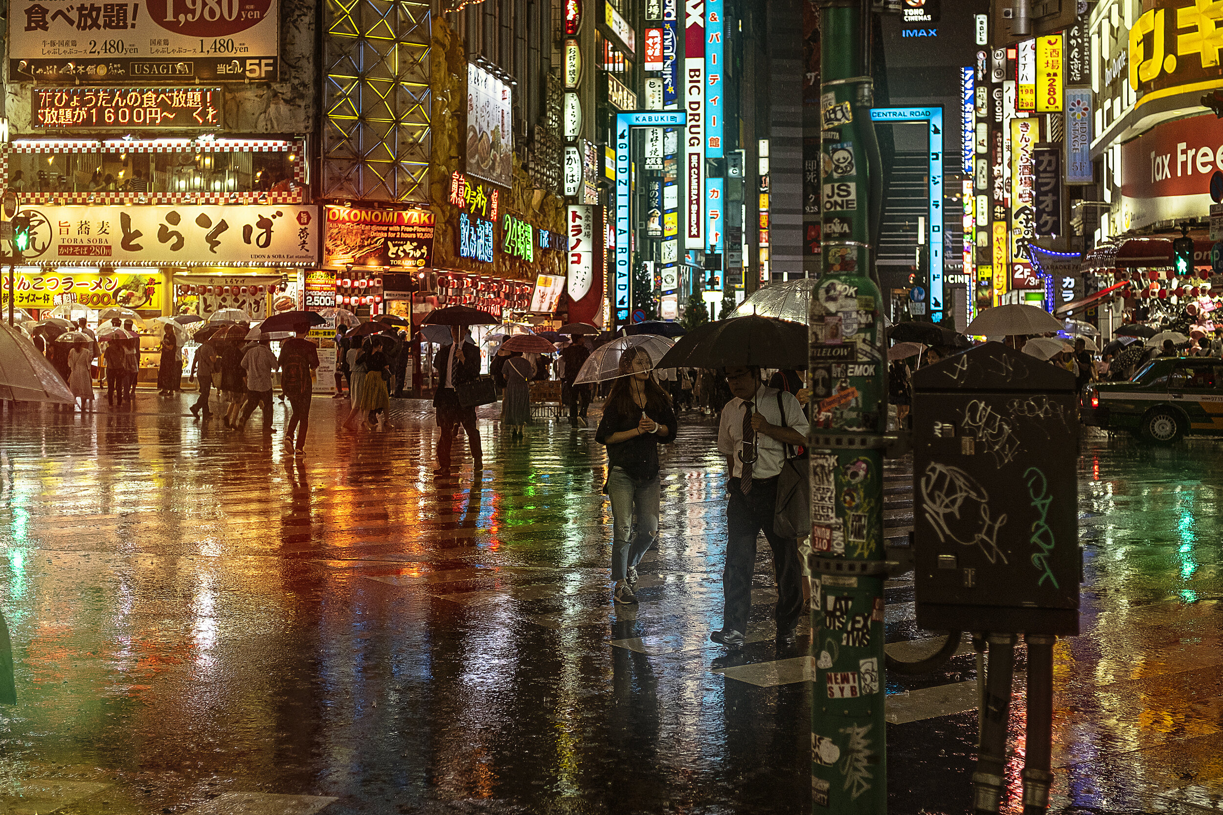 Carrers mullats a Shinjuku en un dia de pluja