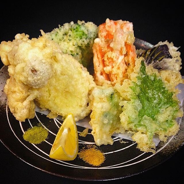 A plate of crispy tempura is my happy place. Which one do you reach for first? 📸: @maguroyakaimuki .
.
.
.
.
#onokinegrindz #supportlocal #localkinegrindz #9thislandfoodies #bayareaeats #hawaiieats #hawaii #onogrindz #foodagogo #onogrinds #everyorde