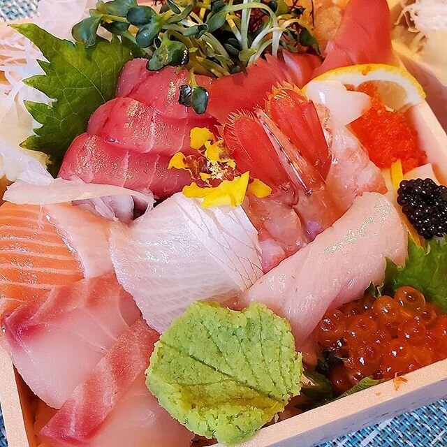 Repost: @glitterandchopsticks - As of yesterday, Hihimanu Sushi o-fish-ally reopened for take-out and we're sooo EXCITED!!
.
It was a Chirashi kinda day...Omakase $55 and Regular $25. Both had an abundance of great seafood, but the Omakase style had 