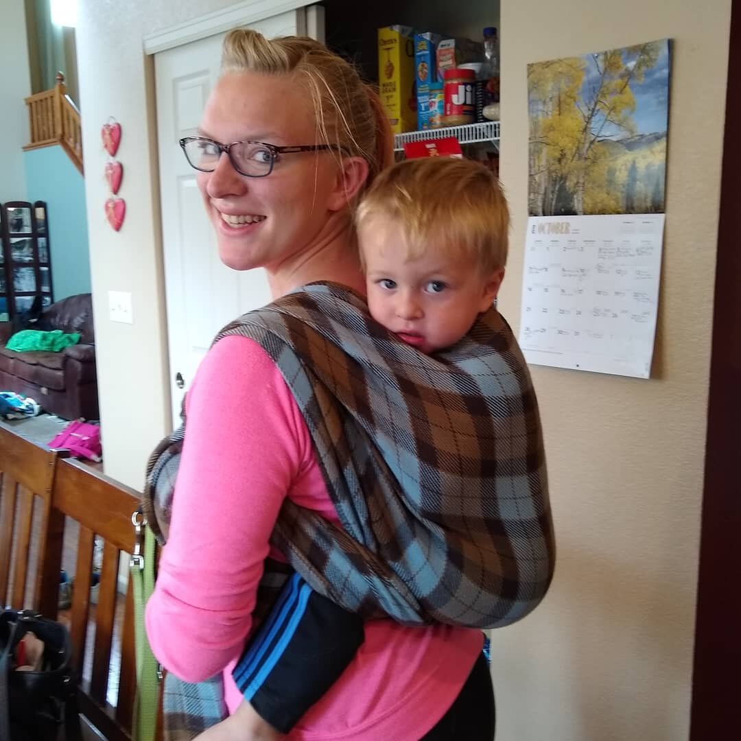 Sometimes you get the perfect carry.... And then the toddler wants down five minutes later. 🤷&zwj;♀️ #ruck #tiedtibetan #sassenach #oktoshare #hellomihibw #prettypaisley @prettypaisleywovens