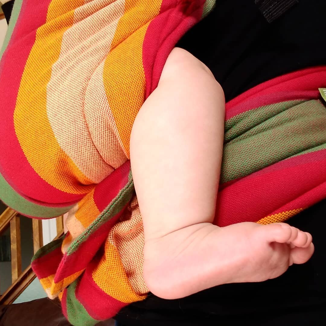 Baby toes! 😍 
#hellomihibw #lennyup #lennylamb #adjustablebase #frontcarry
