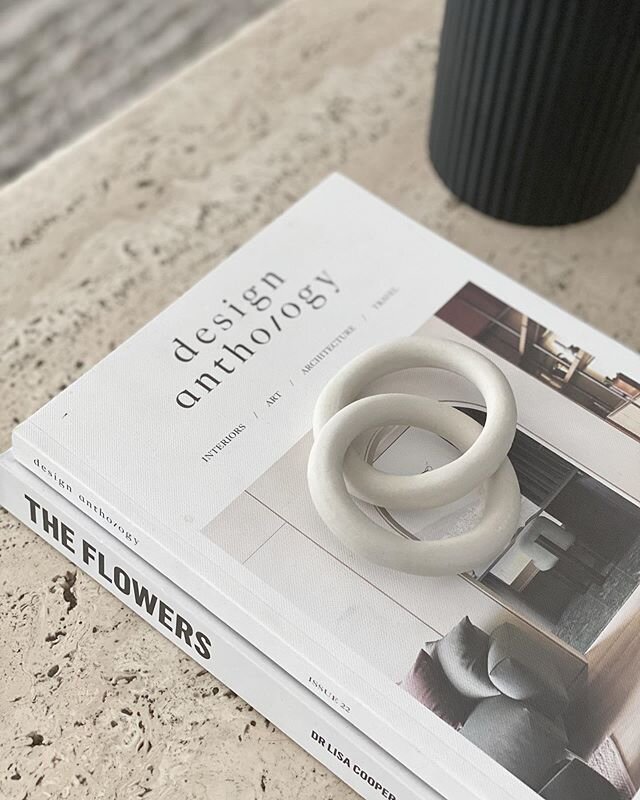 Friday always ends up being my shuffle around day. The day for a shelf restyle and a coffee table change up. New ceramic rings the perfect addition
.
 #livingroomdecoration #interiordecoration #interiorismo #homeinspo #interiors #modernhome #interior
