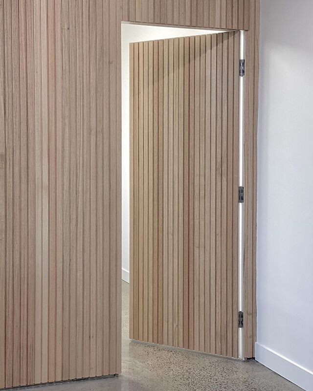 We&rsquo;re on the home stretch with this project. Finally got to see the seamless door in person today and boy is it a goodie!
.
#interiordecoration #interiorismo #homeinspo #officeinspo #interiors #interiordesire #interiordetails #interiorforinspo 