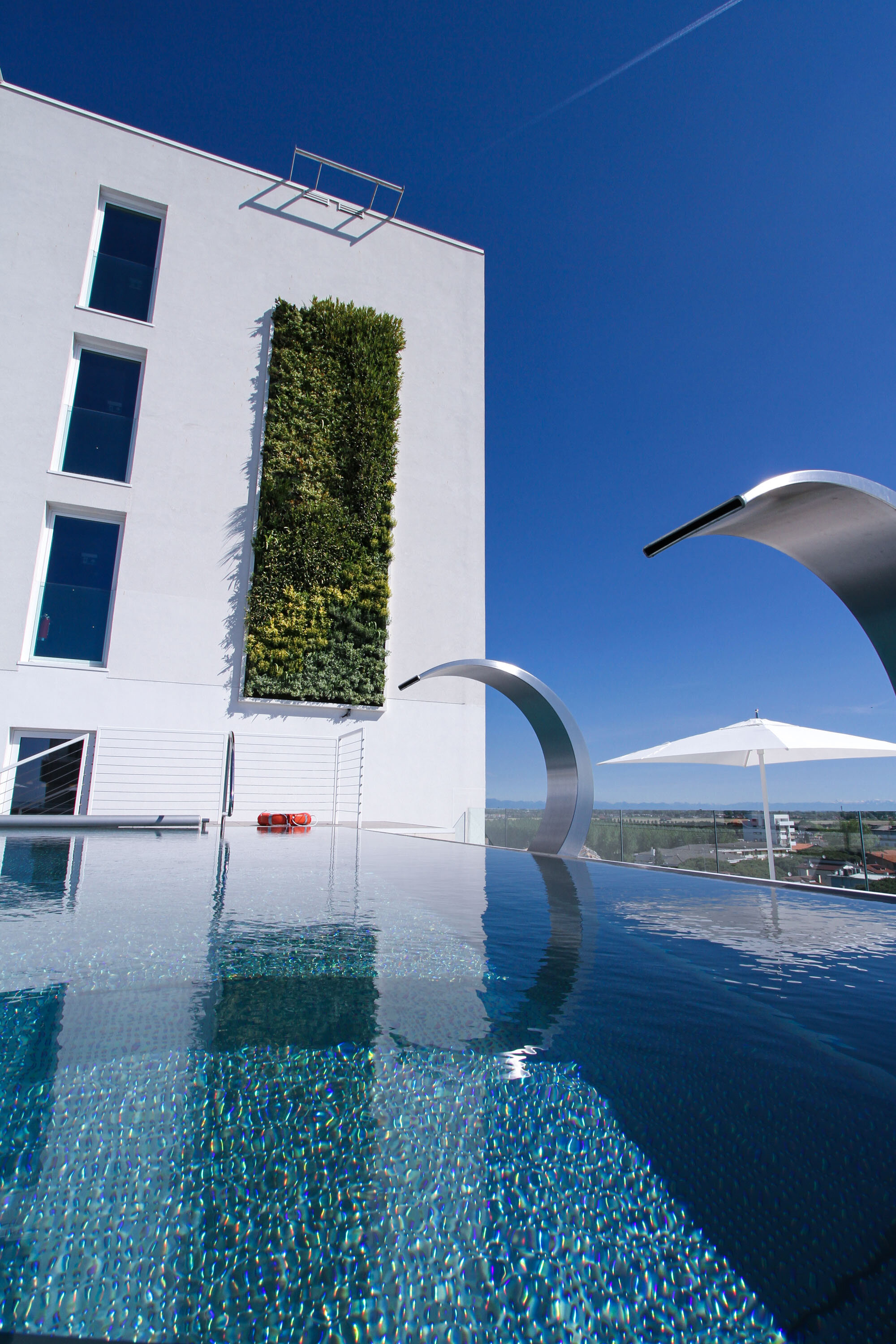 j-hotel-garden-vertical-wall-green-sundar-italia-007.JPG