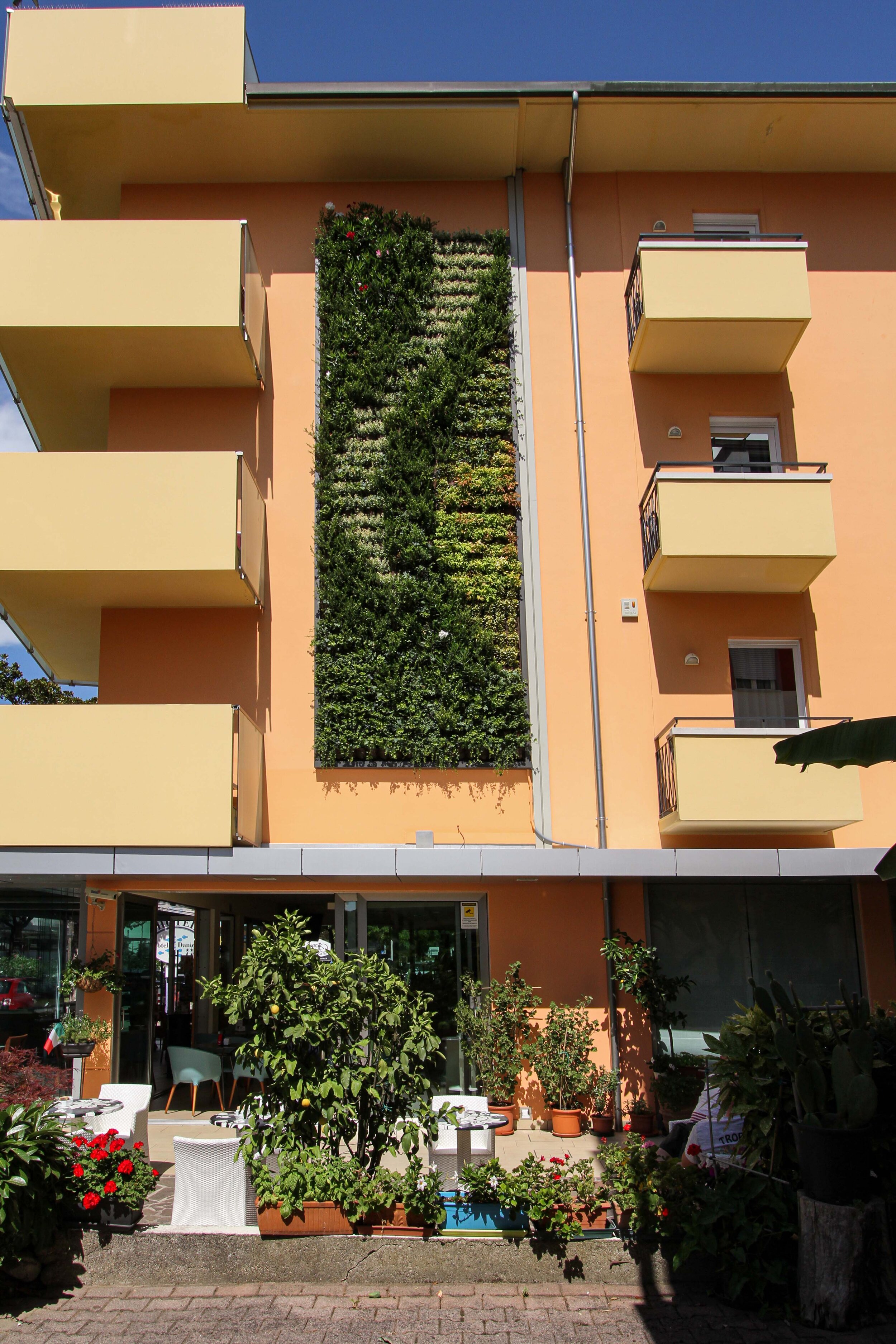 daniele-hotel-garden-vertical-wall-green-sundar-italia-002.jpg