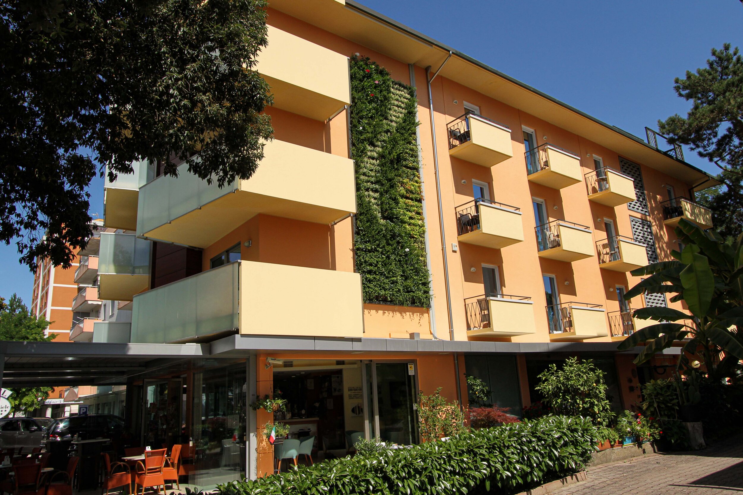 daniele-hotel-garden-vertical-wall-green-sundar-italia-001.jpg