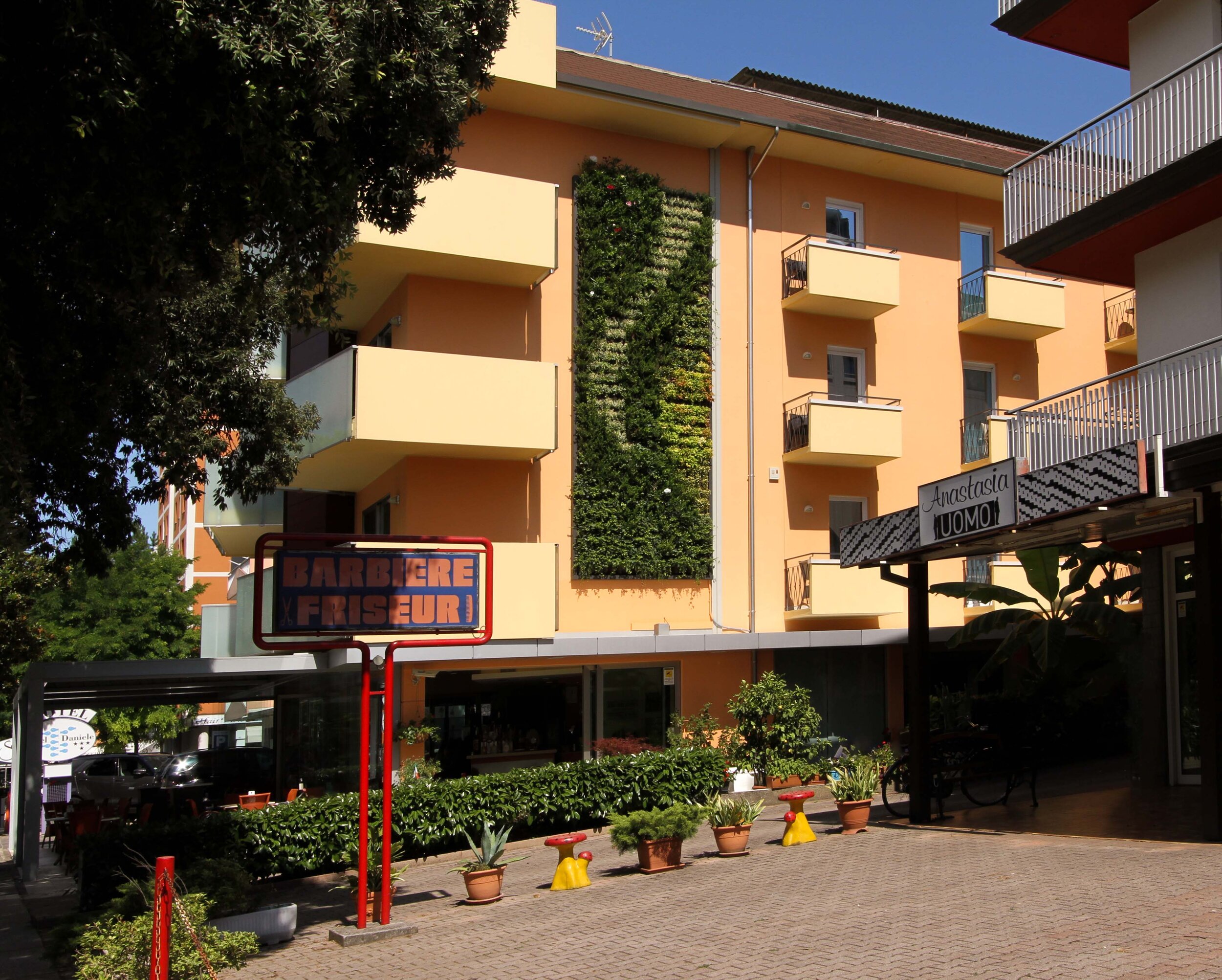 daniele-hotel-garden-vertical-wall-green-sundar-italia-004.jpg