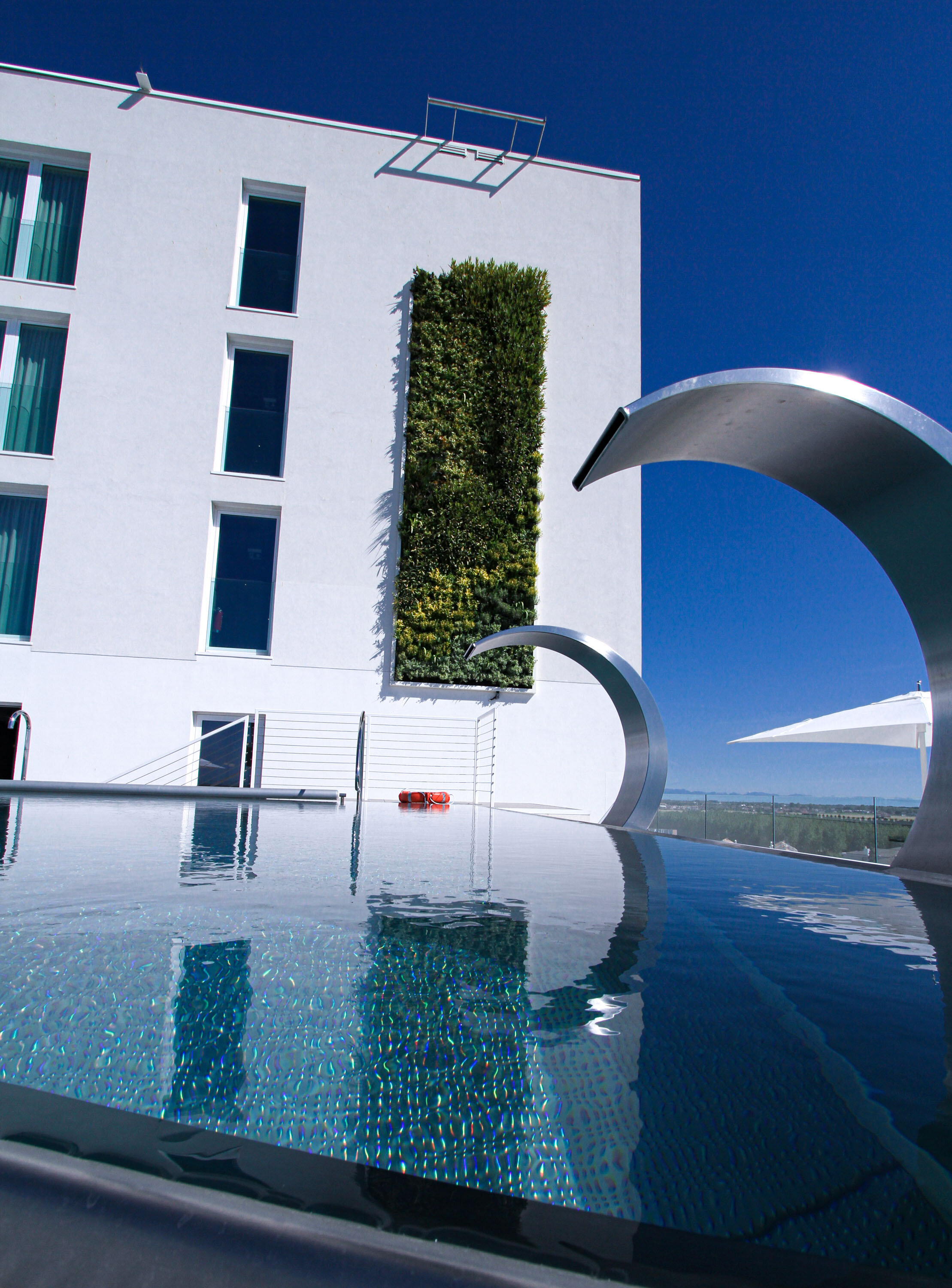 j-hotel-garden-vertical-wall-green-sundar-italia-005.JPG