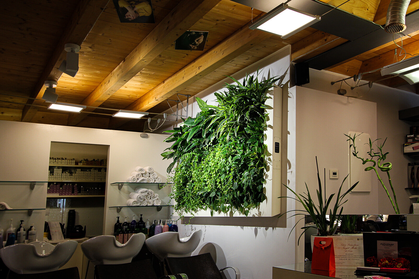target-fashion-garden-vertical-wall-green-sundar-italia-015.jpg