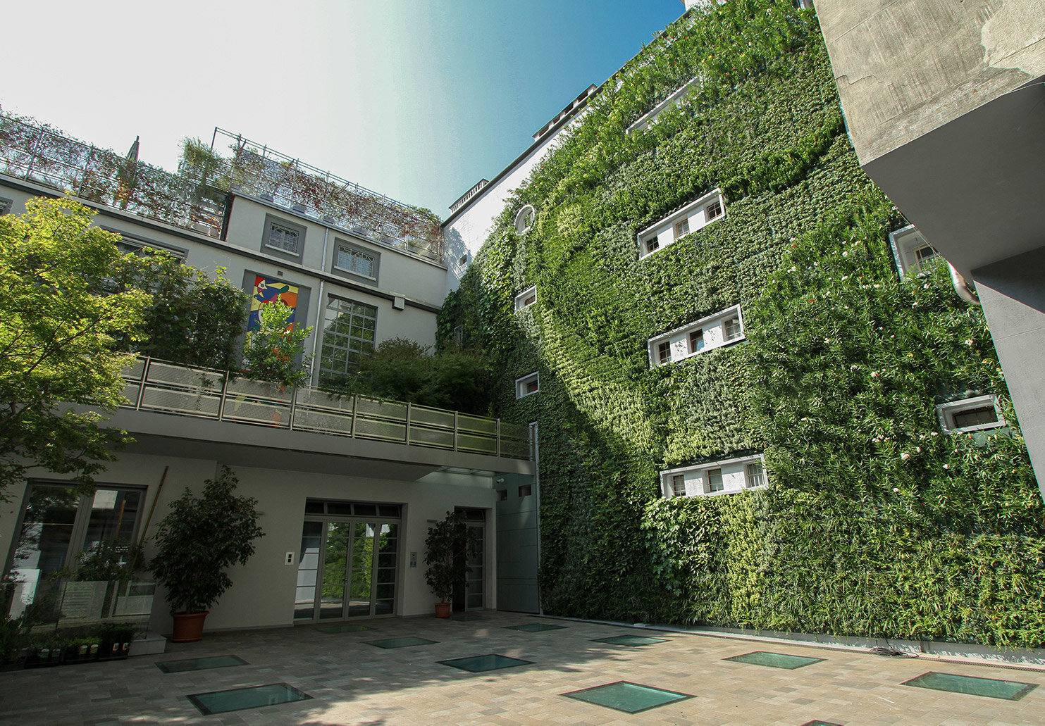jolanda-garden-vertical-wall-green-sundar-italia-002.jpg