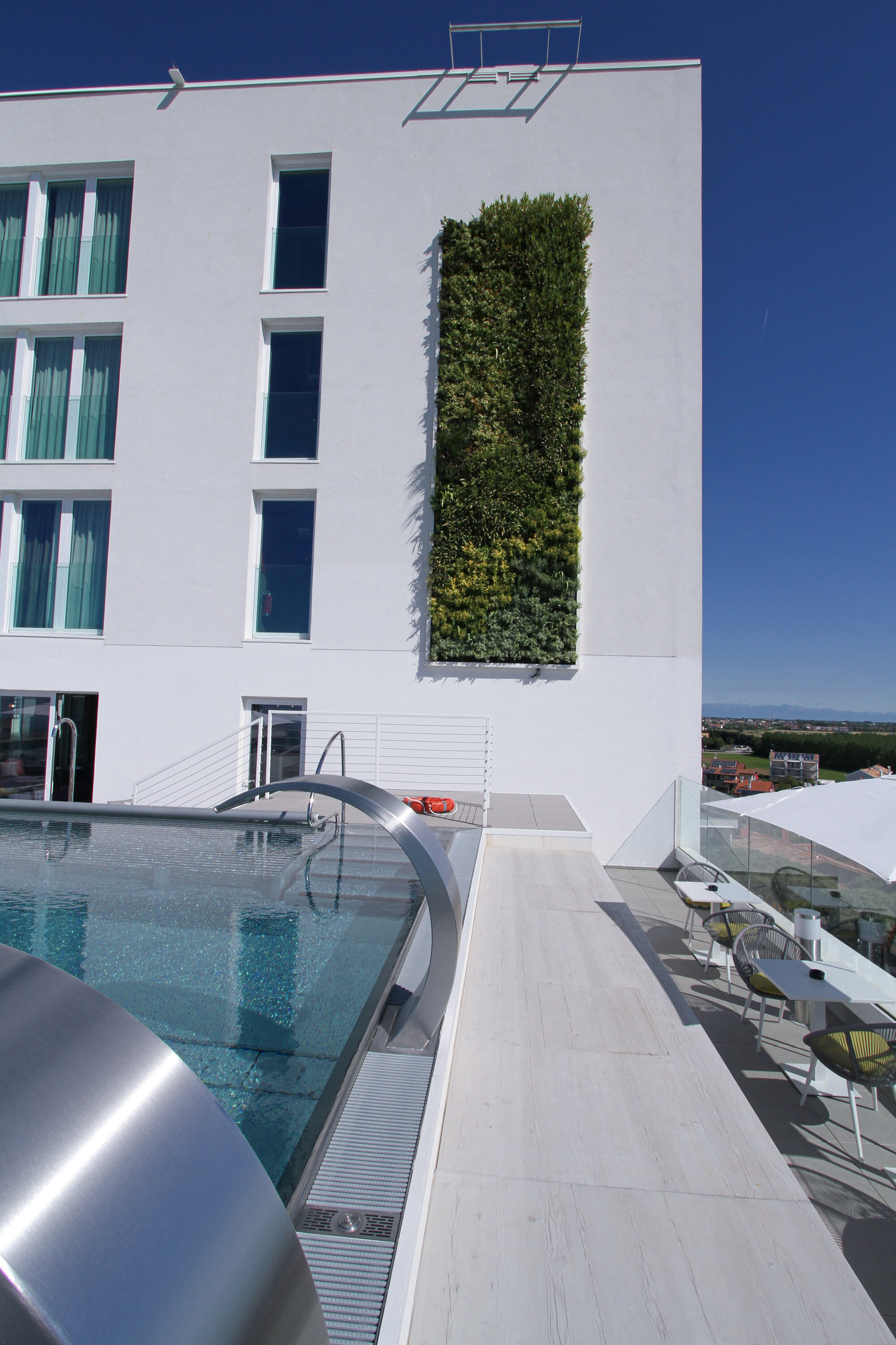 j-hotel-garden-vertical-wall-green-sundar-italia-012.JPG