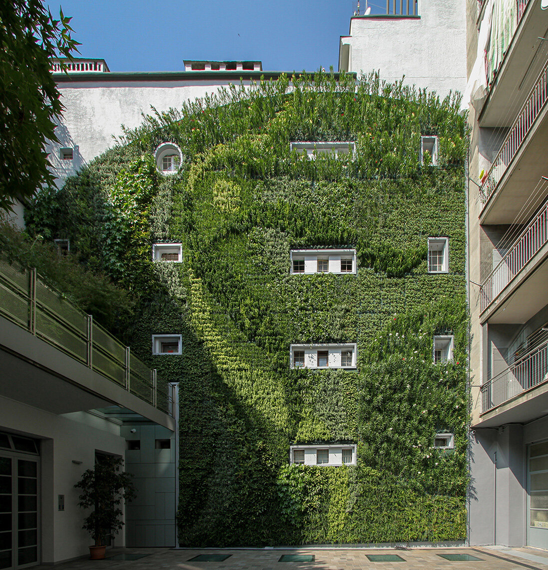 jolanda-garden-vertical-wall-green-sundar-italia-001.jpg