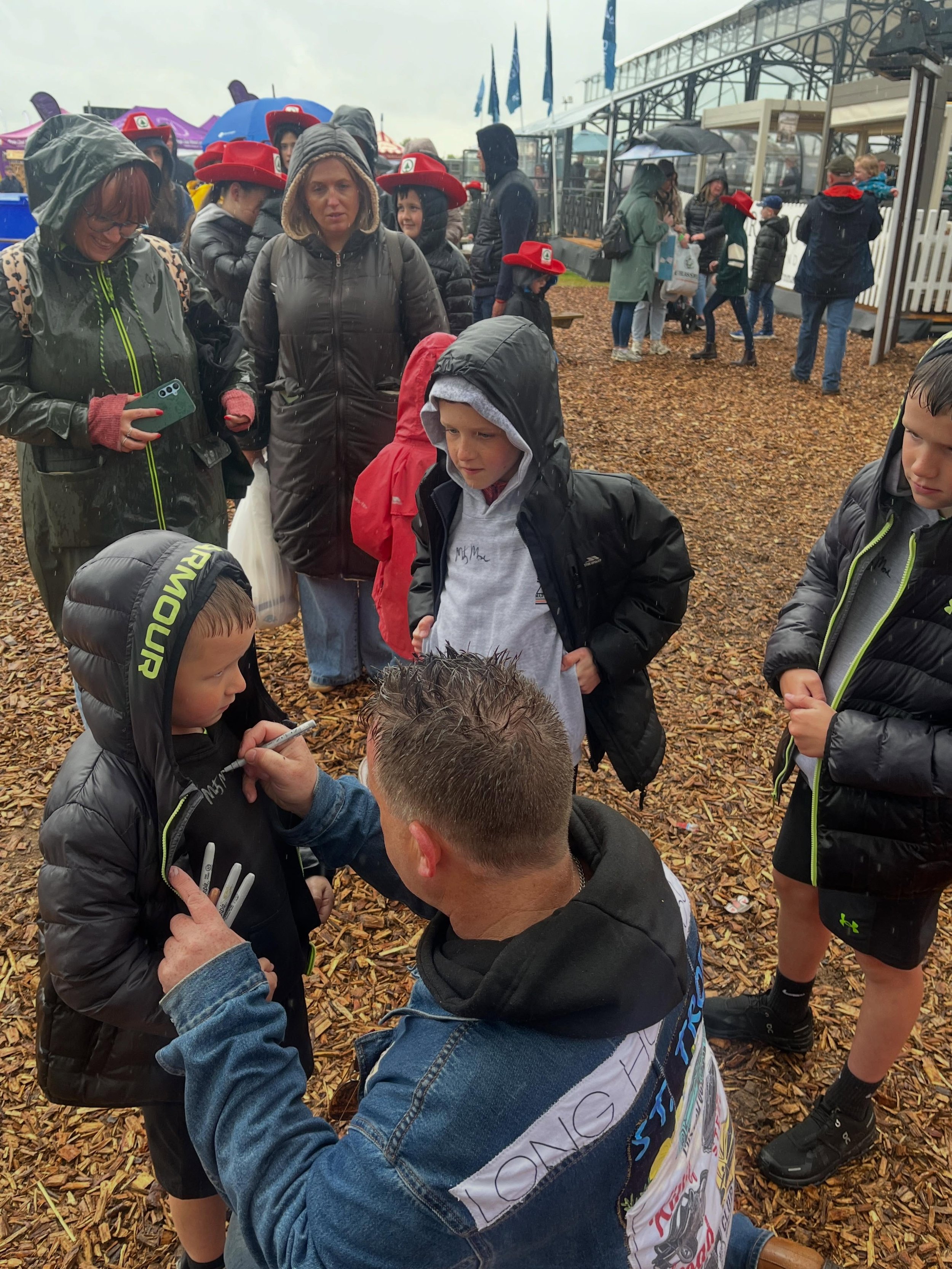 No Sun, No Problem! Flat to the Mat, signing in the rain 🖊️🤠🎶
#martymone #baloralshow