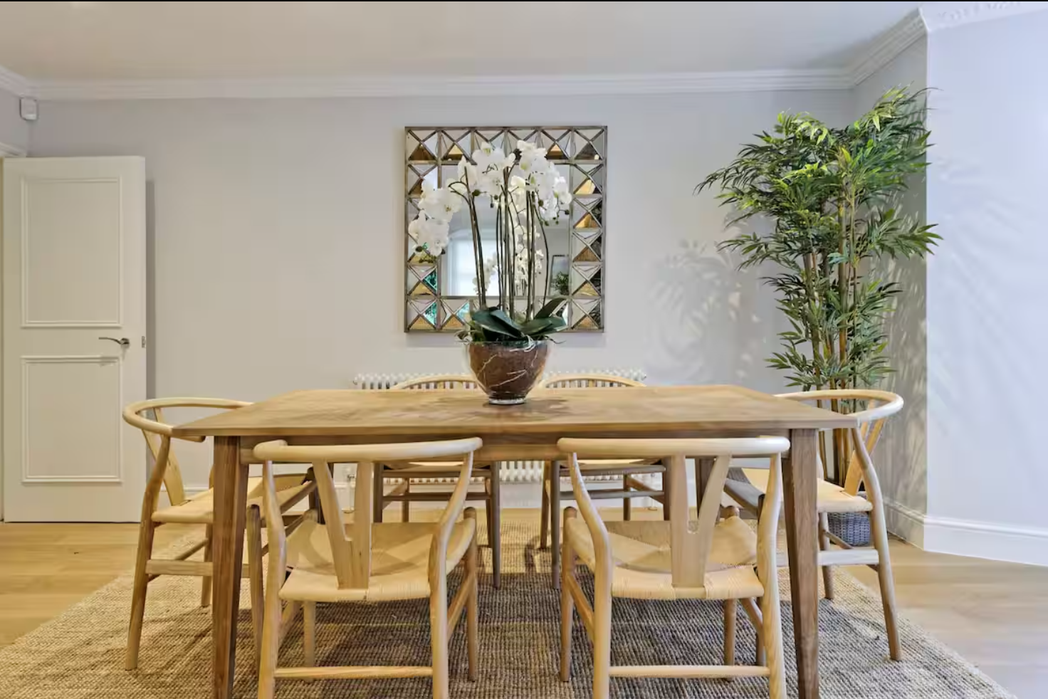 Hornton - Sitting Dining Table.png