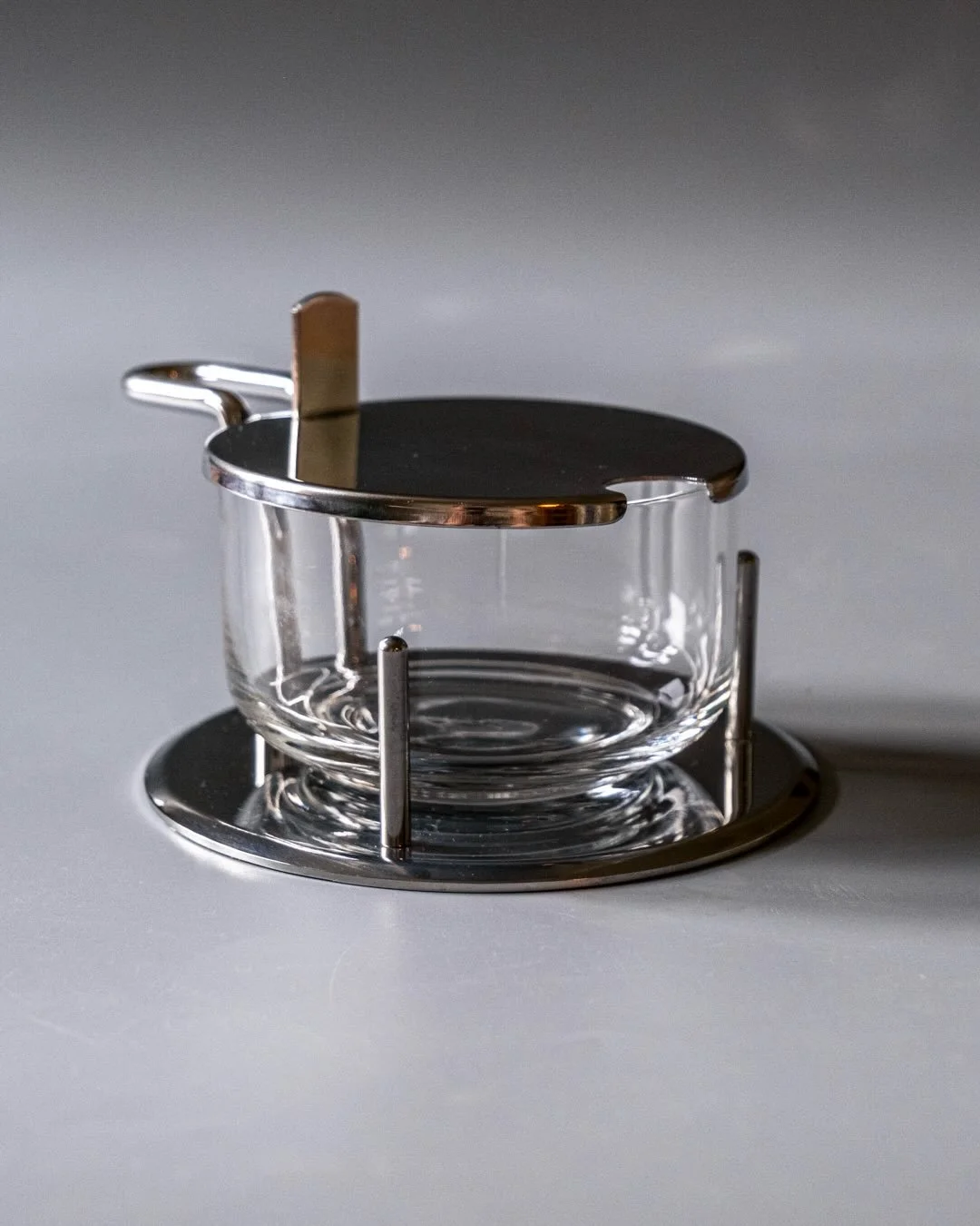 Piazza Effepi Parmesan Cheese Cellar

Perfect for when you need somewhere to put your parmesan cheese! It&rsquo;s more than a little bit Sottsass looking which is always a plus too!

In excellent condition with only the faintest scratches to the stai