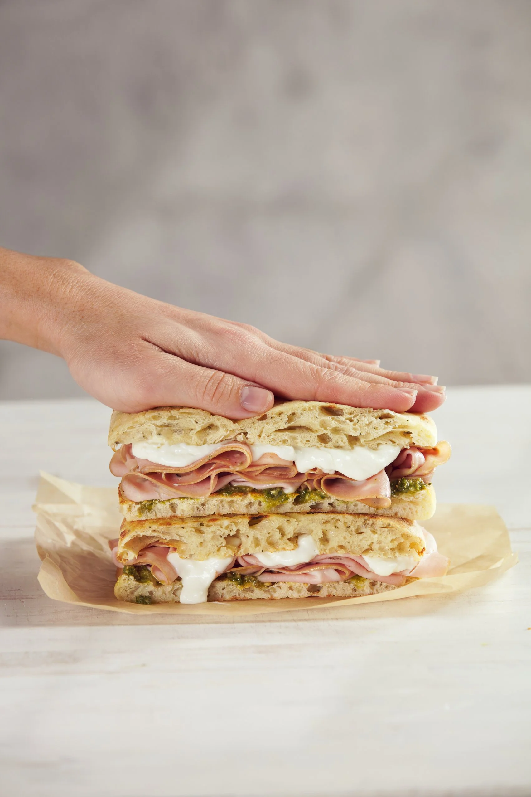 mortadella con mano.jpg