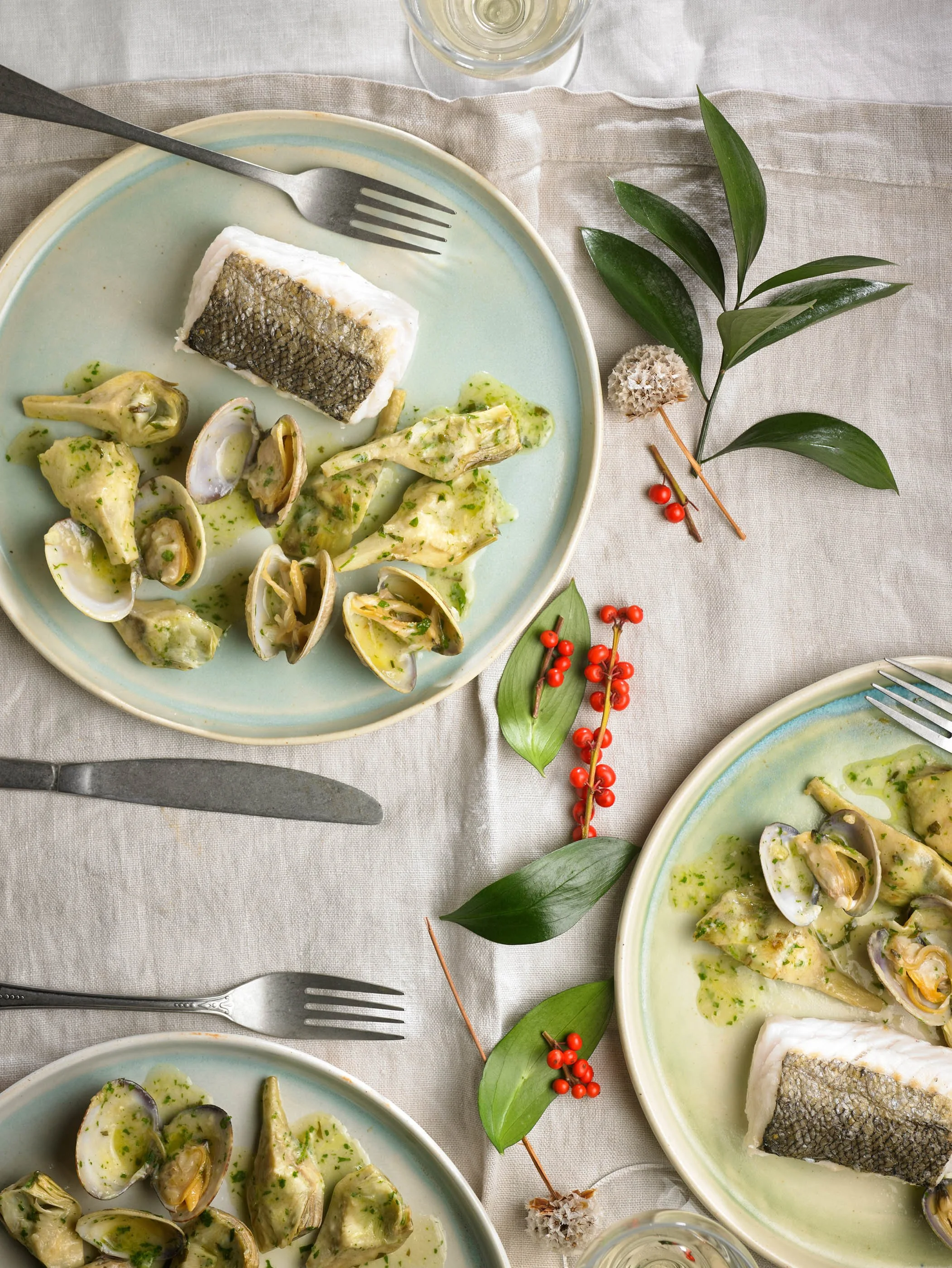 merluza con alcachofas almejas y salsa verde_1.jpg