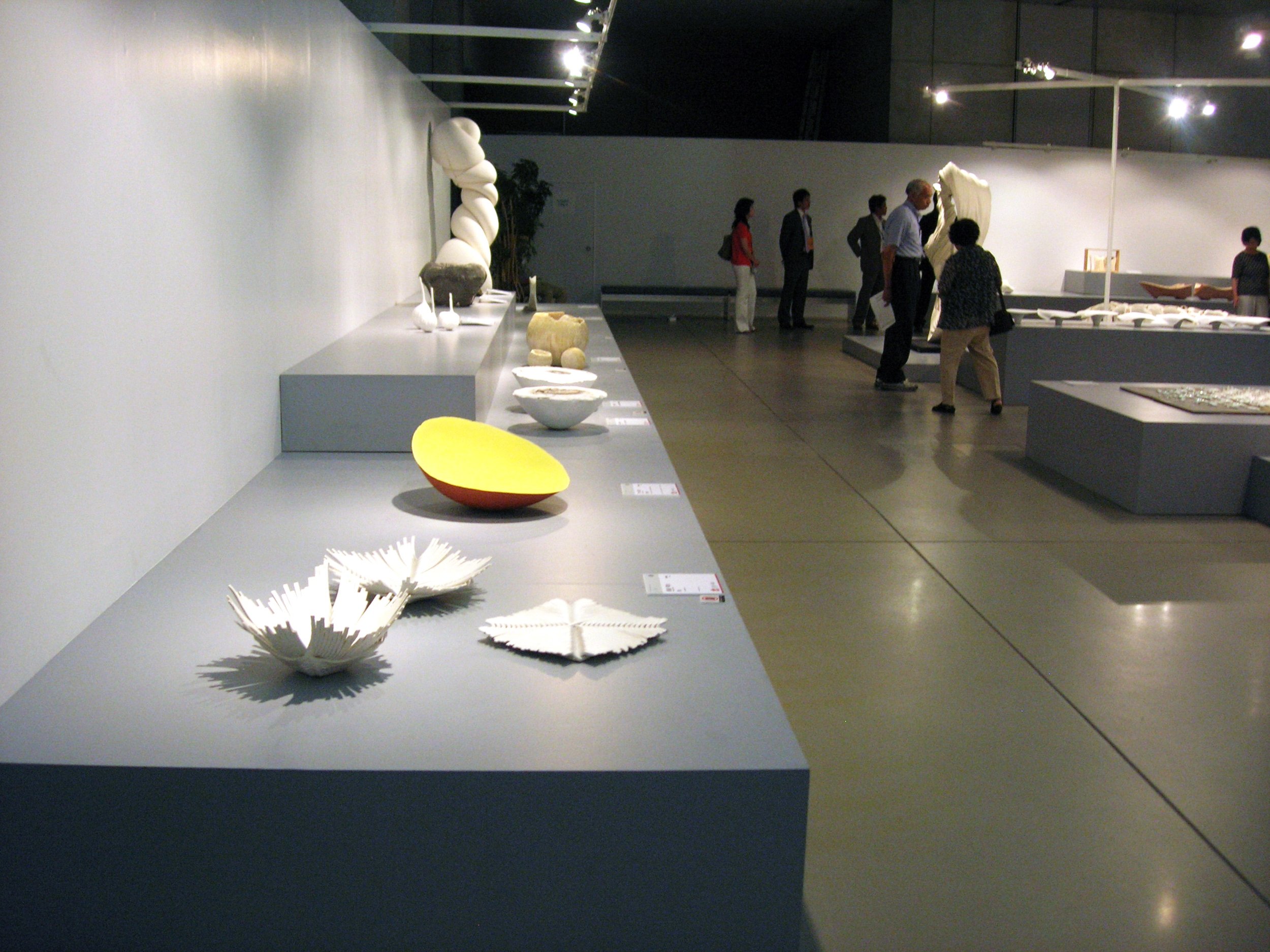  View of the exhibition hall at the 7th Mino Ceramics Competition, Ceramic work by Hattori Tatsuya (foreground pieces) 