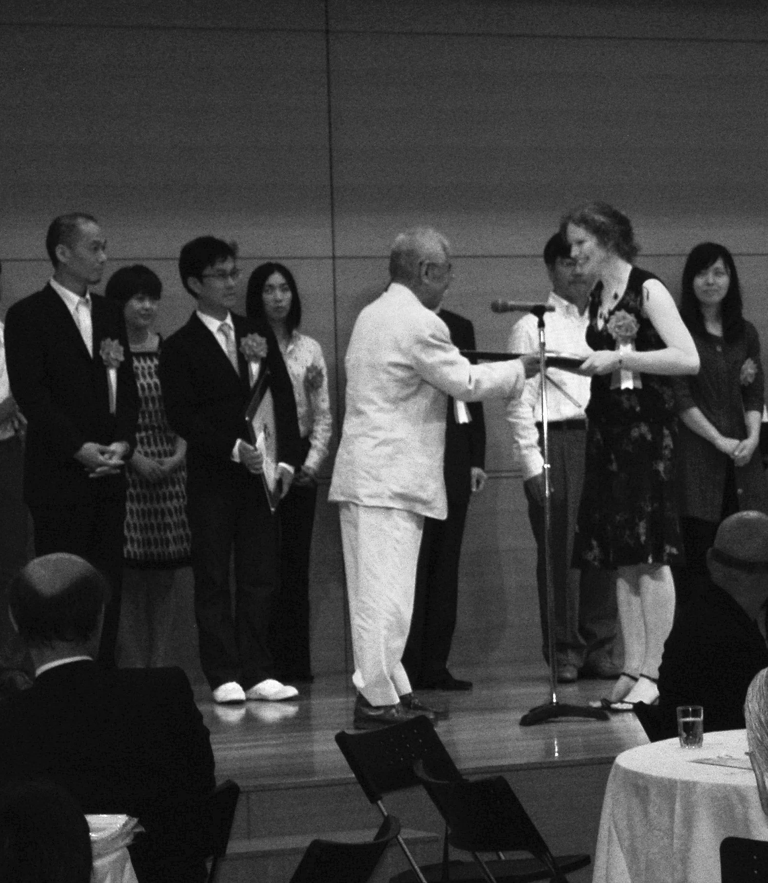  Receiving the Special Judge’s Award from Ryoji Koie at the  8th International Ceramics Competition Mino Awards Ceremony 