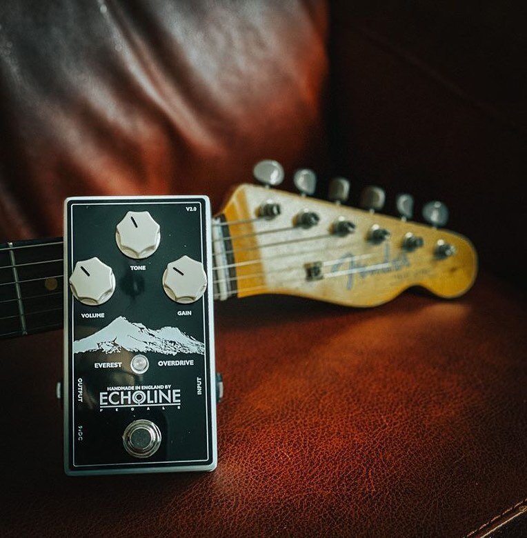 The Everest Overdrive is the perfect drive pedal for fattening up the sound of single coils. Such a great combination with a #fendertelecaster.

#echoline #echolinepedals #roadrunner #guitarpedals #effectspedals #boostpedal #overdrivepedal #distortio