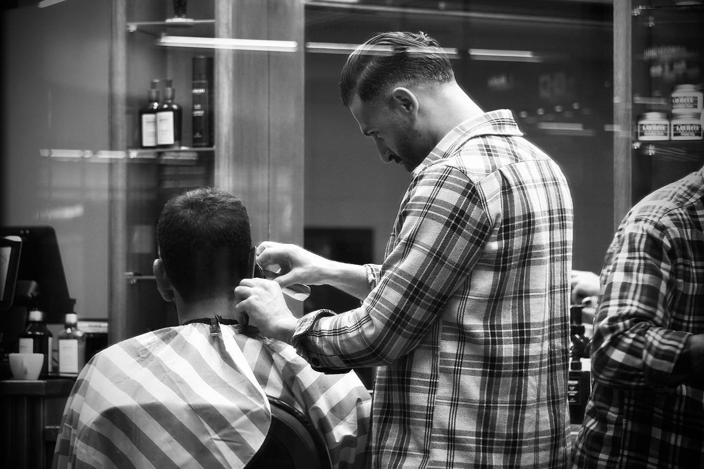 Skin Fade: The Modern Classic That Transforms Your Look at Old-Fashioned Barbershop
