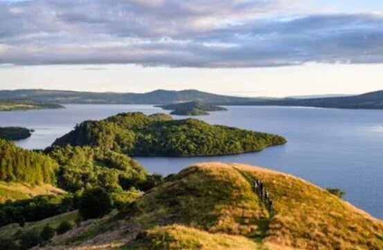 You're going to want to SAVE this. 
 
Things to do nearby if you're staying at The Treehouses...PART 2 
 
 🌳The Treehouses at Lanrick - 
Whiskey tour at Deanston Distillery 
Visit Doune Castle (where Outlander is filmed) 
Climb up Wallace Monument 
