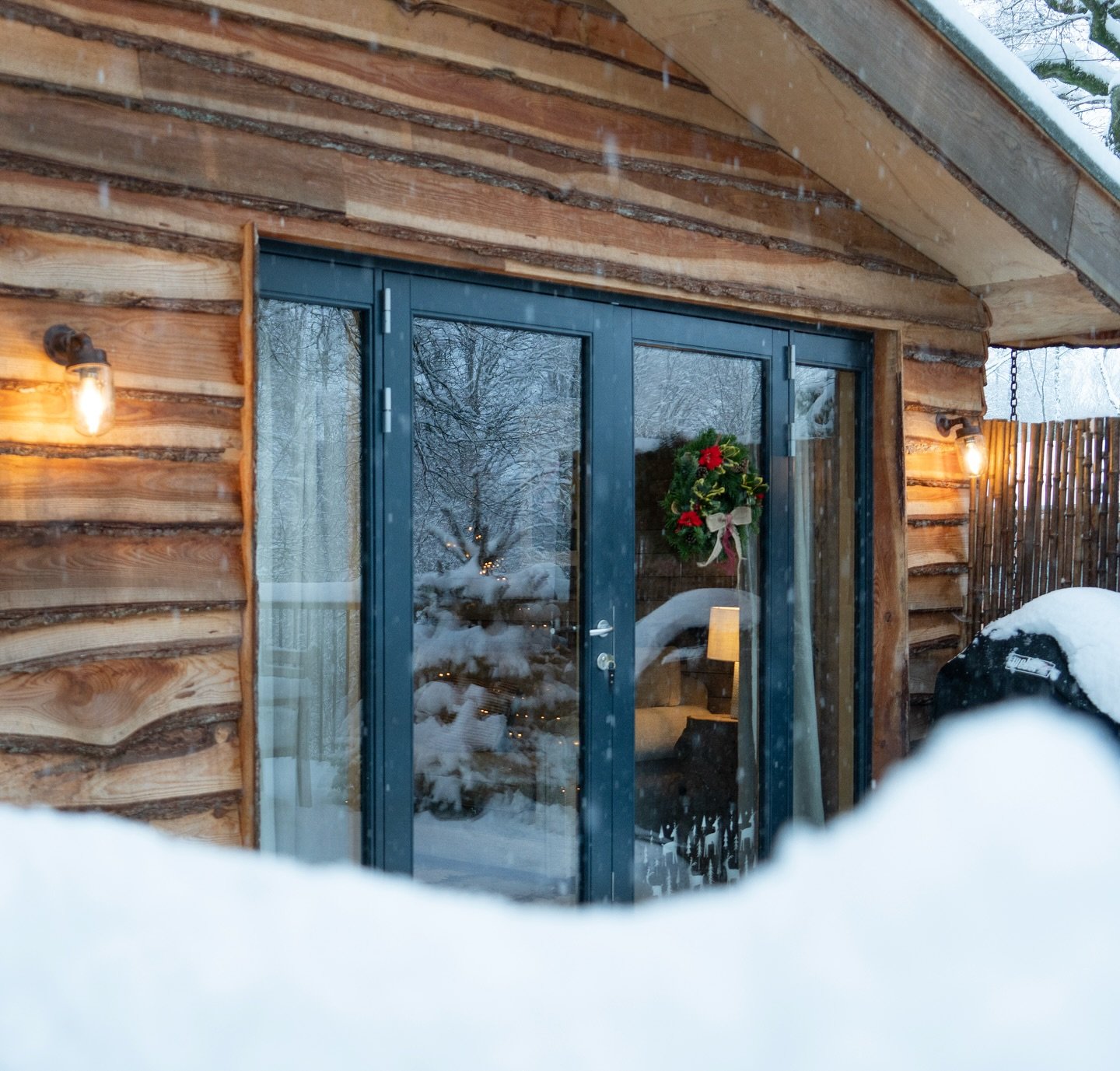 🎄Christmas at The Treehouses🎄

Wanting a unique experience over the festive season or trying to escape it all?

🌟 The Treehouses offer an ideal cosy retreat where you can enjoy serene woodland and river walks, surrounded by nature and gaze upon st