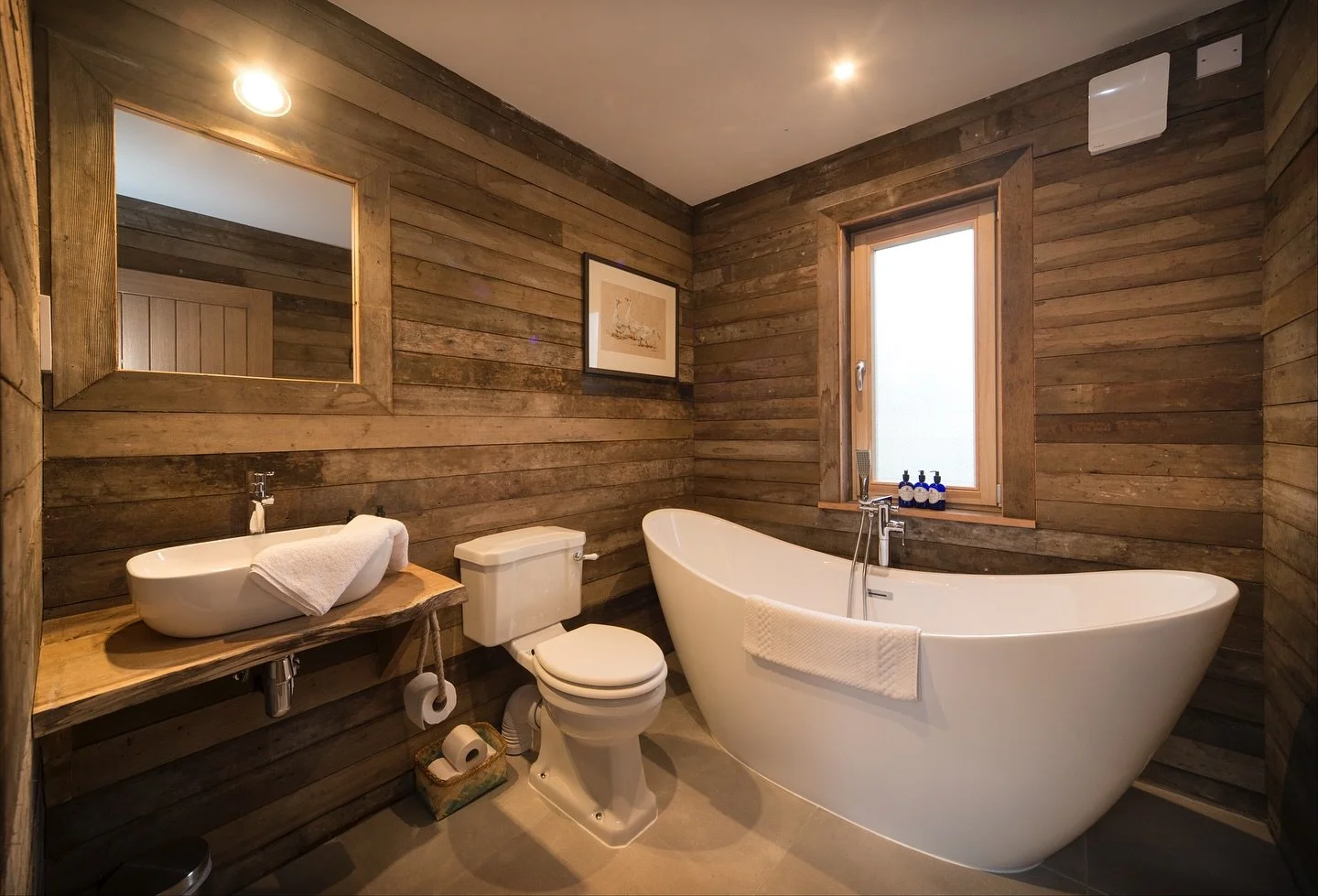 We don&rsquo;t often feature our bathrooms at Lanrick but this one is pretty show worthy we think 😍
This is Willow Warbler - our lovely treehouse for 2. 

We still have availability 23-27th this month for this one, and you&rsquo;ll receive 3 nights 