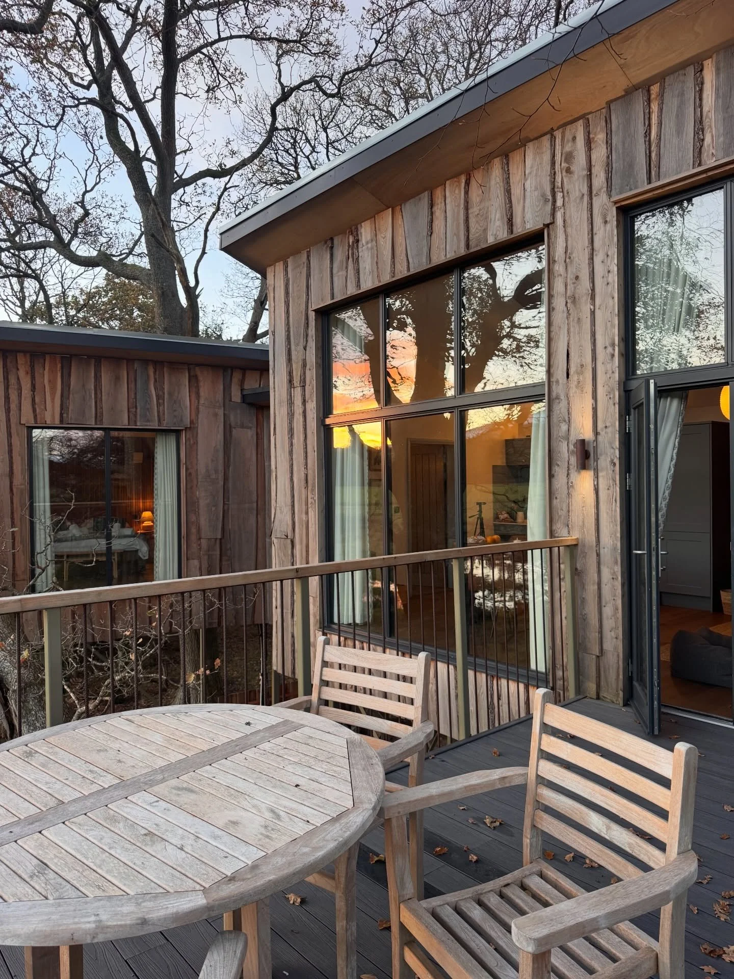 Siskin - Leckie Treehouses 

https://www.leckietreehouses.co.uk/

You will get an unspoiled view of countryside and amazing sunsets from this treehouse 
Sleeping 4, and dog friendly, this perfect haven is ideal to explore Stirling and the surrounding