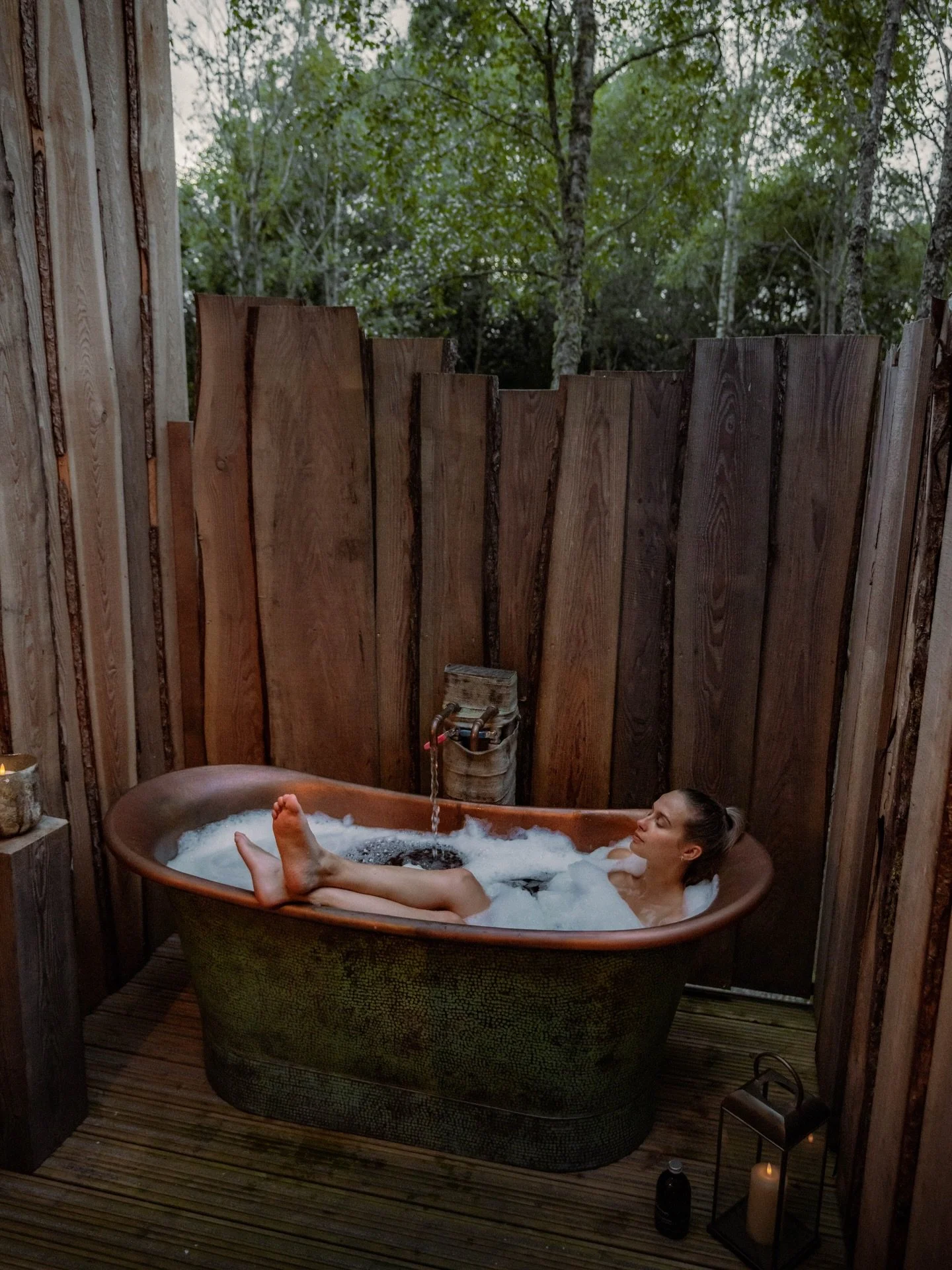 All of our treehouses have freestanding outdoor baths. 
Ultimate relaxation is key. 
Tag the person you would bring. 

https://www.lanricktreehouses.co.uk/

#the_treehouses #luxurystays #scottishstaycation