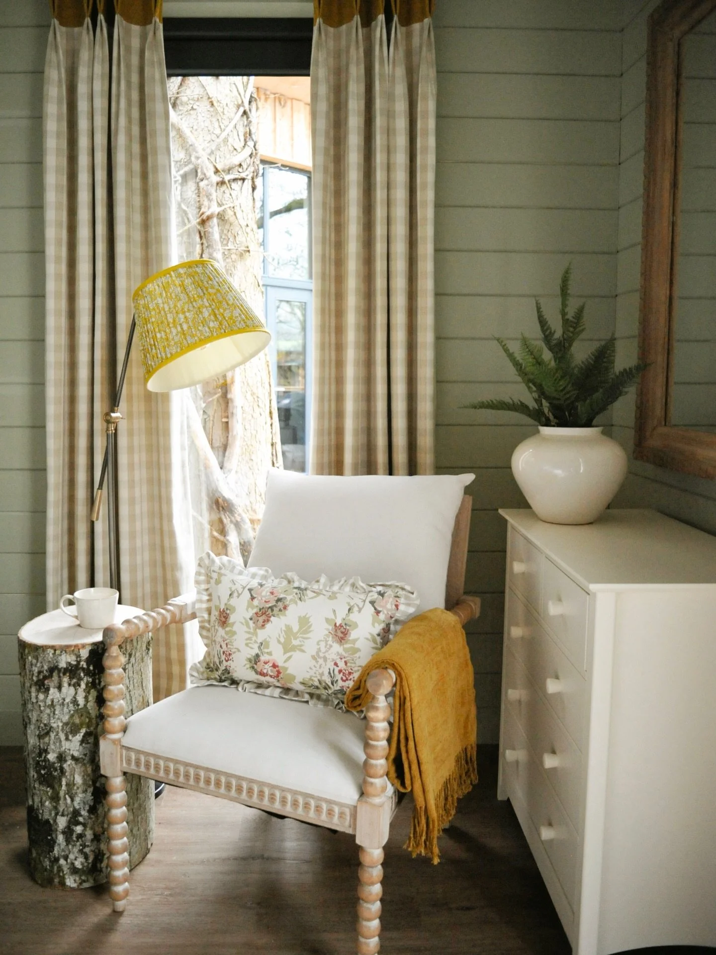 Goldfinch - the classically beautiful treehouse 
And available for Easter weekend from Friday for 3 nights 
Who&rsquo;s joining us ? 

#luxurystays #treehouse #staycationscotland