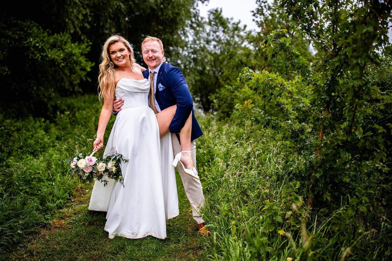 🇮🇪THE ONE WITH THE BABY GUINESS🇮🇪

@millarcaoimhe and @dave_hitchin wedding on Saturday at the ever stunning @thelakesideatwildberryfarm was one that had me in stitches from start to finish. 

With the threat of terrible weather all day it was on