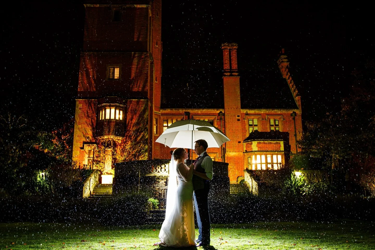 🏰THE ONE SHOWCASING LANWADES🏰

@lanwadeshall is a place I always love going to. All the weddings I have done there have been fab. The place is gorgeous too. Compact but enough space to accommodate, pretty and quirky, beautiful gardens and grounds, 