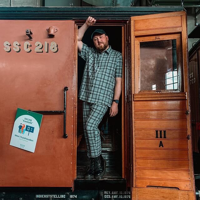 🚂 Van een 5-gangen lunch, een 12-gangen diner en twee keer een modaal jaarsalaris, naar een koffie-to-go en sprinten naar je trein. Er is veel veranderd wat betreft eten en drinken in de trein.
.
Daarom is er in het @spoorwegmuseum nu een complete t