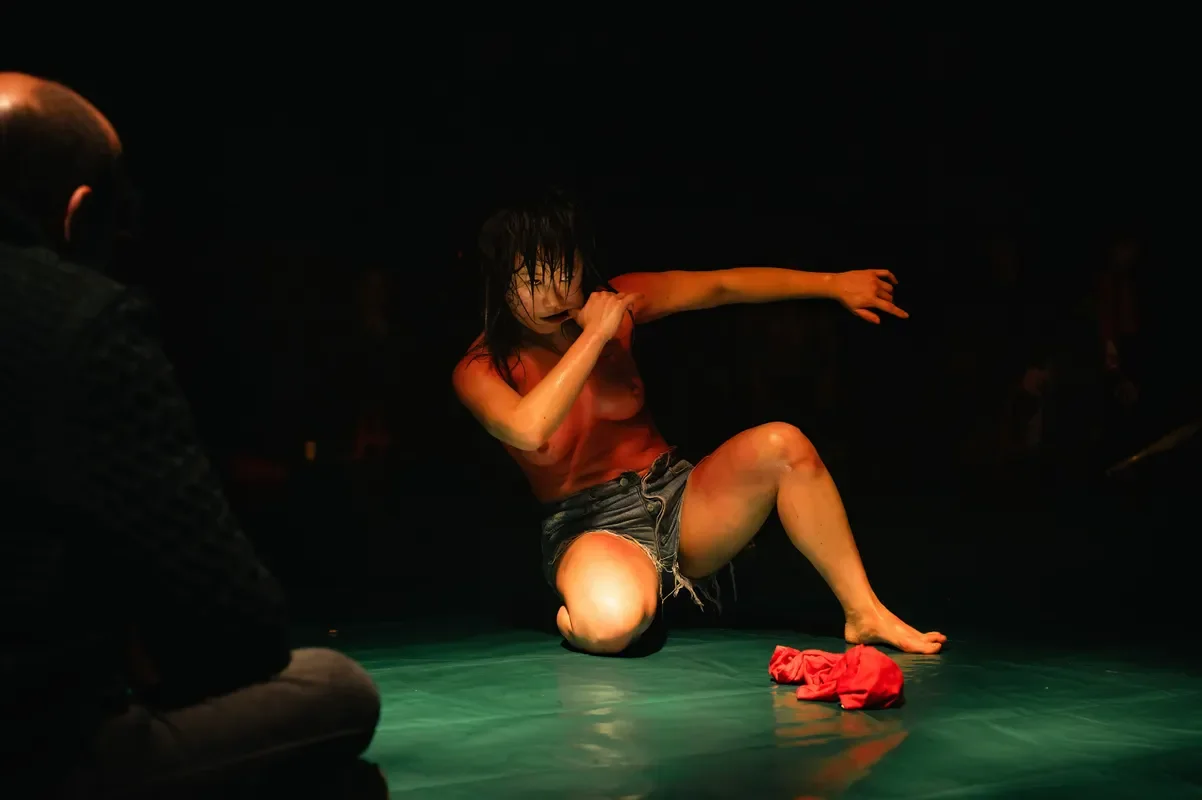 becoming god van Melyn Chow – een ritueel vol vragen