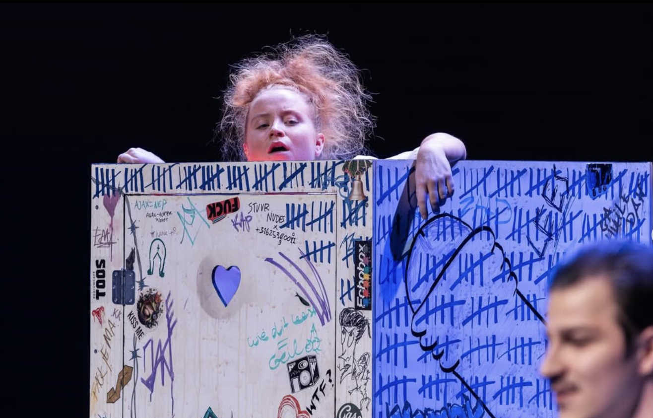 Belle, Gaston en het Beest spelen een vies liefdesspel in ‘Belle &amp; the Bass’