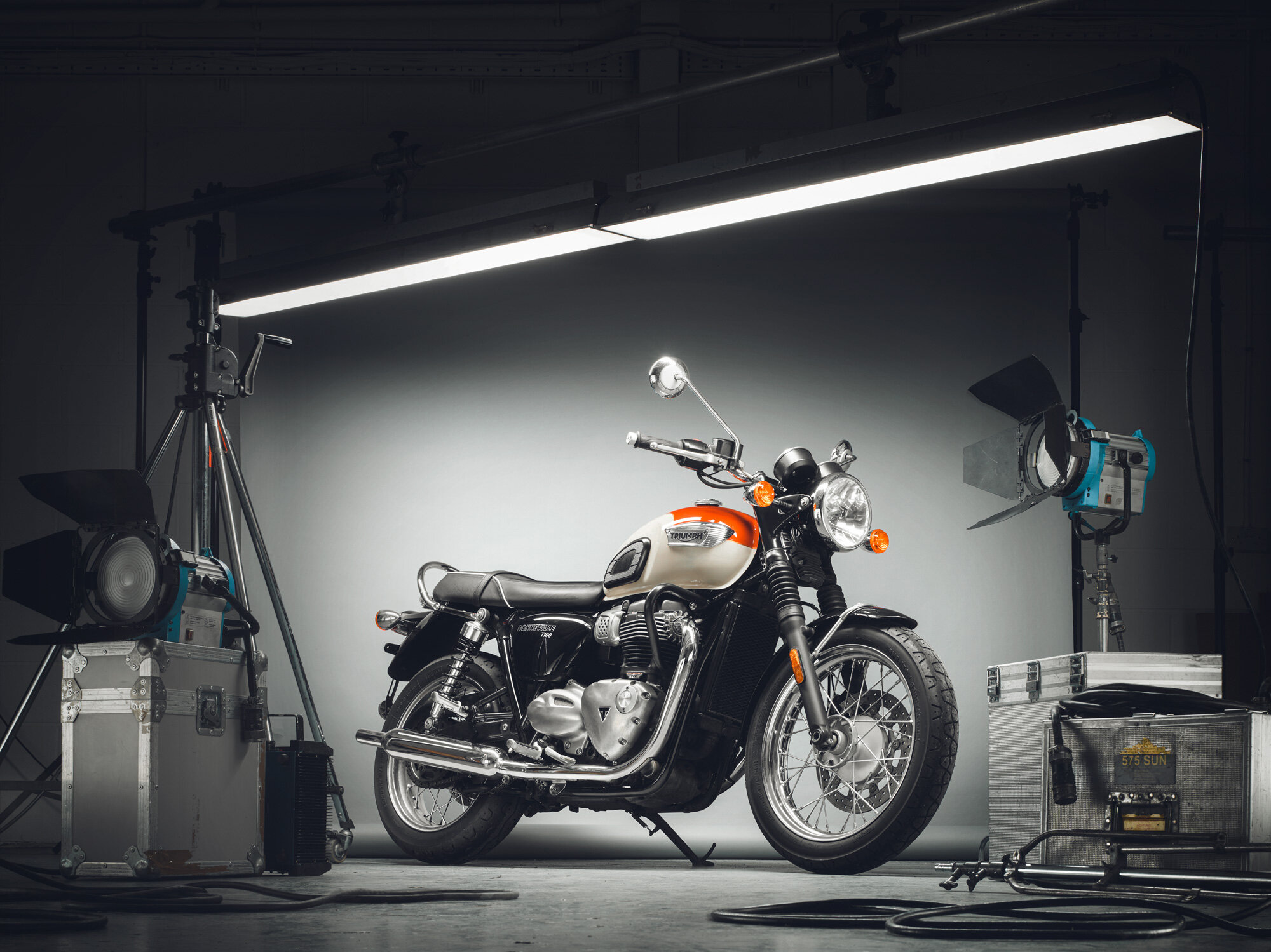 2019 TRIUMPH BONNEVILLE T100-STUDIO SET